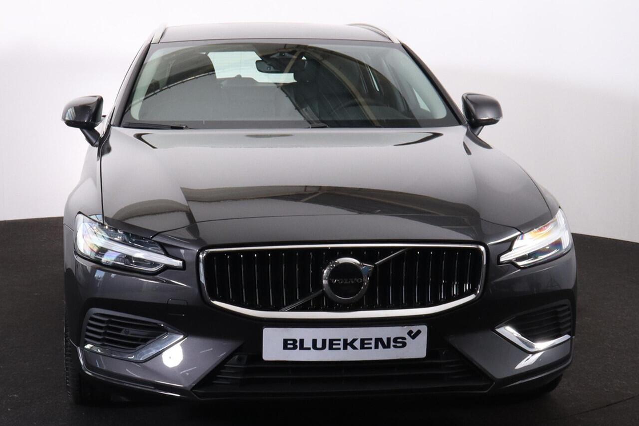 Volvo V60 T6 Recharge Essential - IntelliSafe Assist & Surround - Parkeercamera achter - Lederen Bekleding - Verwarmde voorstoelen, stuur & achterbank - Parkeersensoren voor & achter - Elektr. verstelbare lendesteunen - 19' LMV
