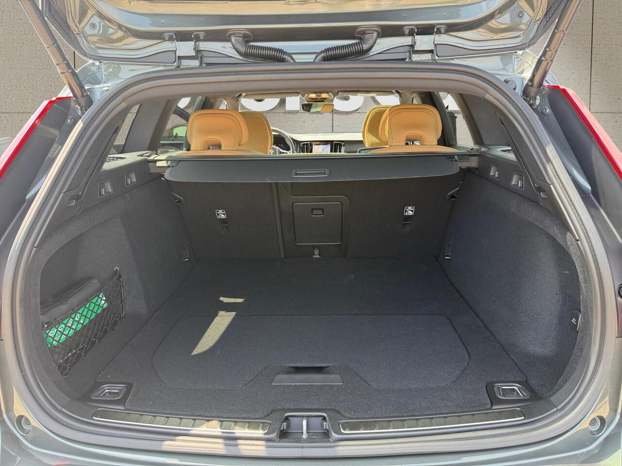 Volvo V60 2.0 T6 Plug-in hybrid AWD Plus Dark | PRIVATE LEASE VANAF: ¤1017 p.m. | Amber Nappa Lederen bekleding | Panoramadak | Extra getint glas | Harman/Kardon Audio |