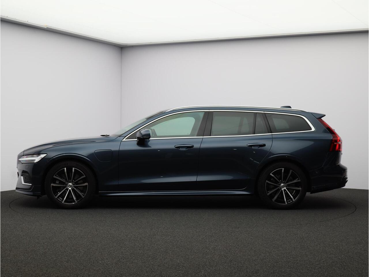 Volvo V60 T6 350PK Plug-in hybrid AWD Core Bright / Exterior Stylingkit / Trekhaak / 360 Camera / Lighting Pack / Keyless Entry / Full LED / BLIS / Elektrische Achterklep / Park Assist V+A /