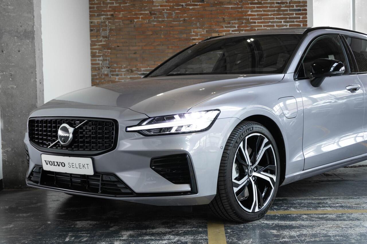 Volvo V60 T6 Plug-in hybrid AWD Plus Dark | Panorama Schuif/Kanteldak | 360° Parkeercamera | Head-Up Display | Stoelverwarming | Google Infotainment | Parkeersensoren voor + achter | 19 inch 5-Spaaks Black / Diamond Cut velgen | Longe Range |