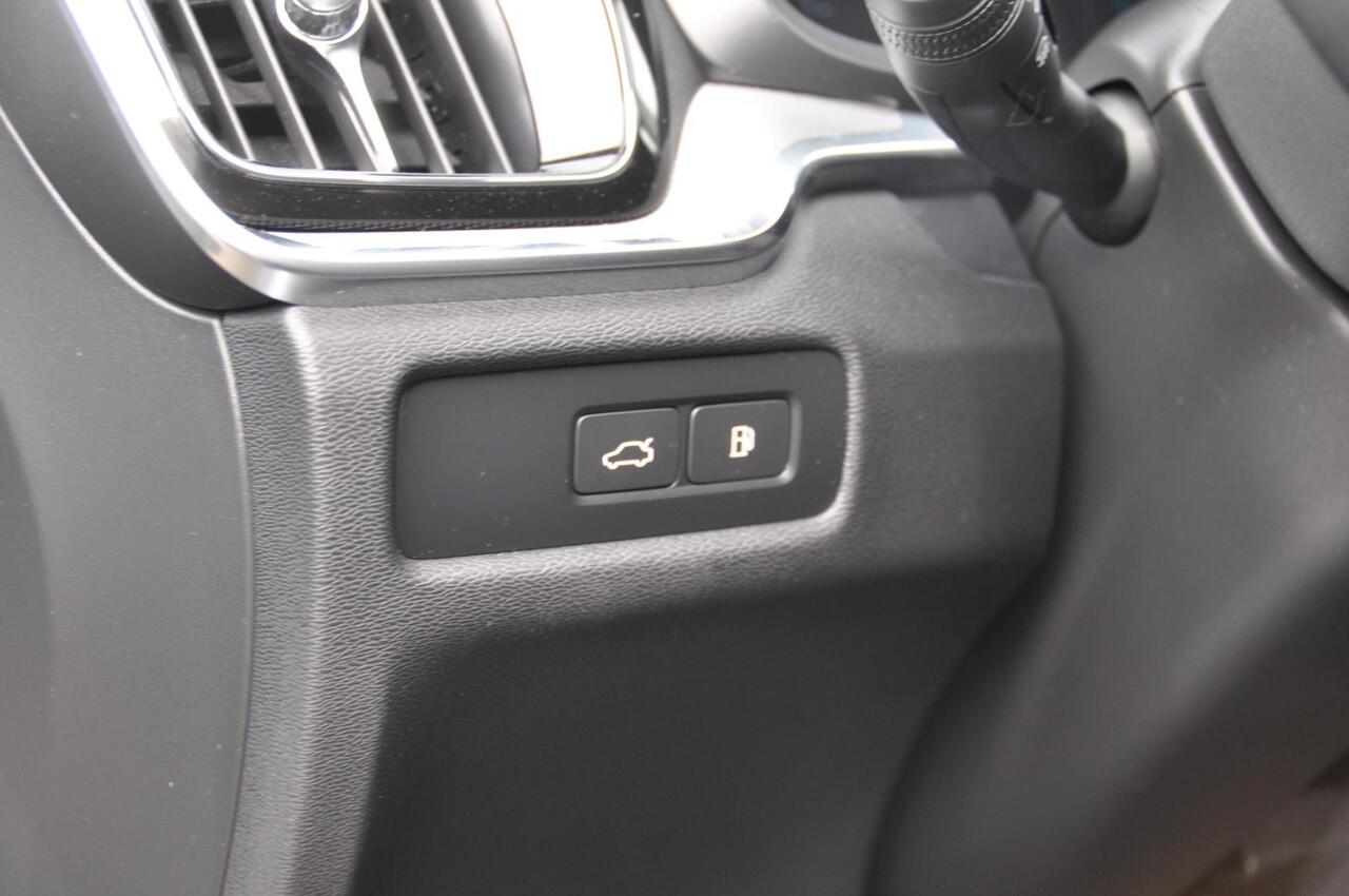 Volvo V60 T6 350pk Autmomaat Recharge AWD Plus Bright Pilot assist / Adaptive cruise control / Elektrische achterklep / Panoramadak / Keyless entry / Google services / Lederen bekleding /