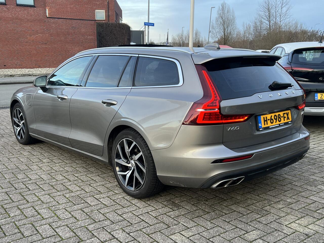 Volvo V60 2.0 T6 Recharge 340 pk AWD Momentum Pro Navigatie Trekhaak Panoramadak Head Up Camera PDC v+a Dab Carplay Extra Getint Glas NL Auto 1e Eigenaar Plug in Hybride