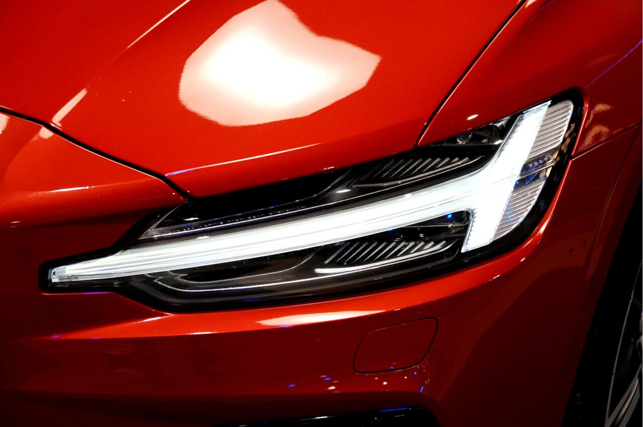 Volvo V60 2.0 T8 AWD Long Range 335kW/455pk Aut8 Plug-in hybrid Plus Dark PANORAMADAK + PILOT ASSIST + EL.TREKHAAK + STOEL-&STUURVERWARMING + MATRIX LED + ADAPT.CRUISE + KEYLESS + SPORTSTOELEN + CAMERA + PARKSENSOREN V&A + 19" LM-VELGEN!!