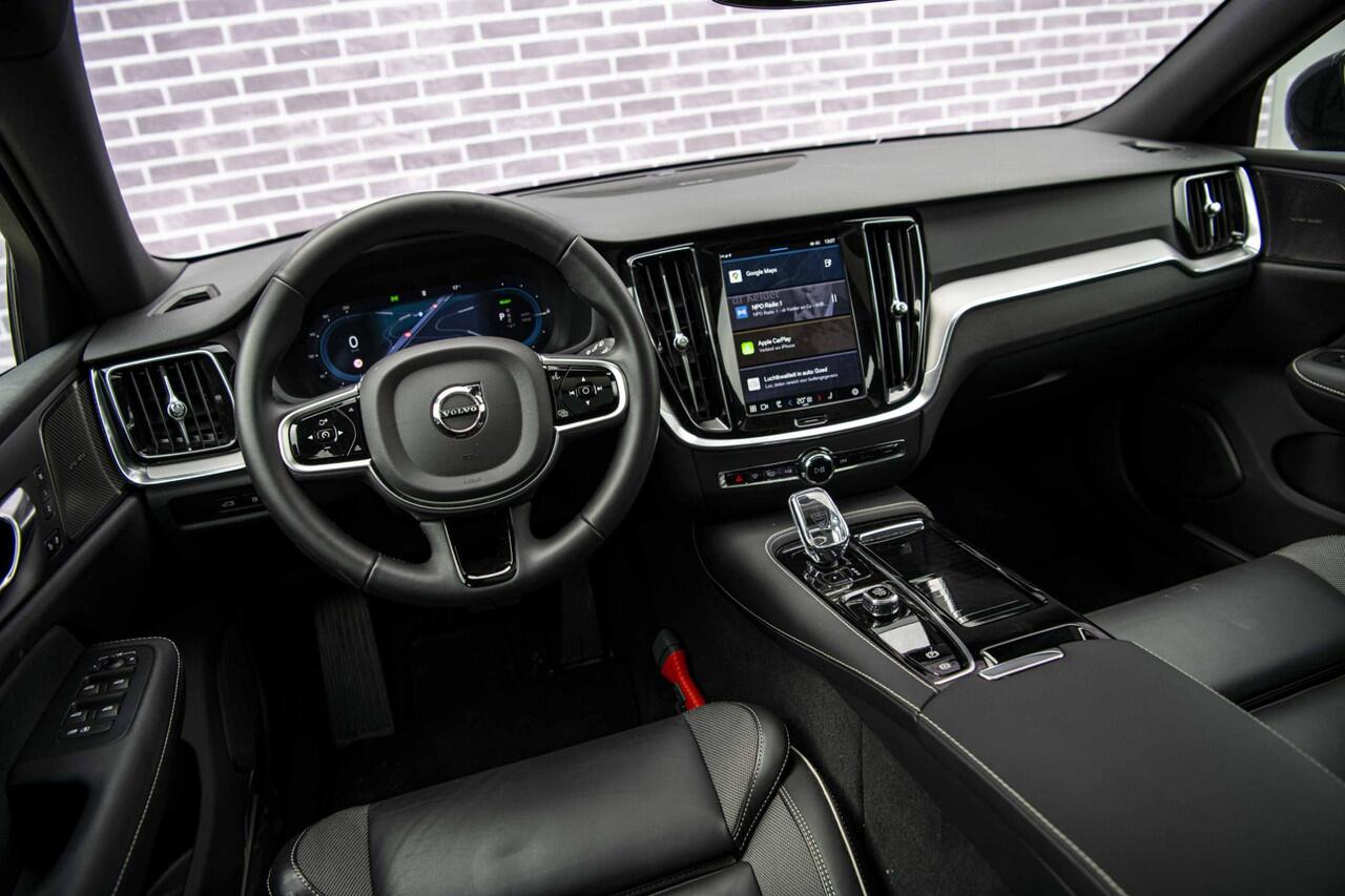 Volvo V60 2.0 T6 Plug-in hybrid AWD Plus Dark | Trekhaak | Panoramadak | Adaptieve cruise control | Harman & Kardon | Elektrisch verstelbare voorstoelen | Stuur/stuur verwarming |
