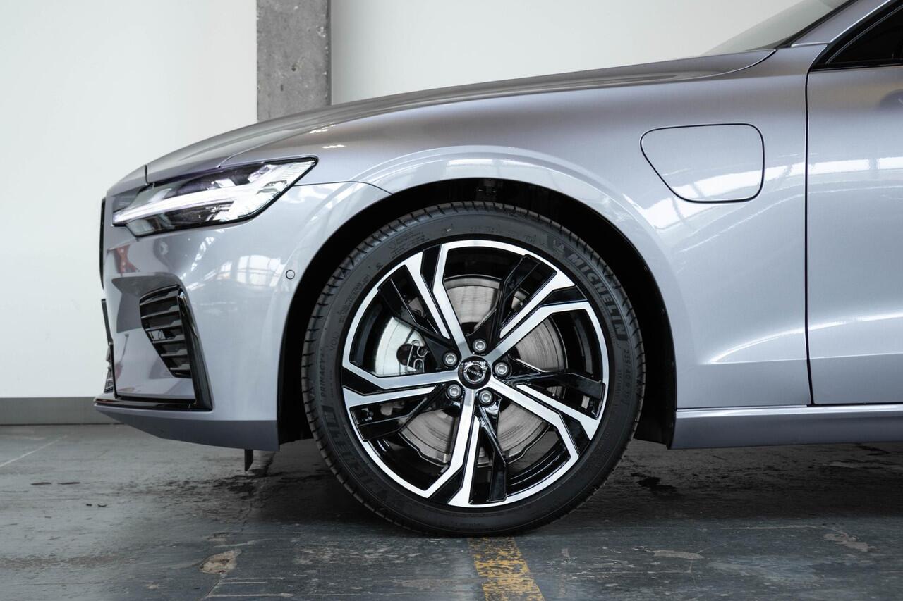 Volvo V60 T6 Plug-in hybrid AWD Plus Dark Panorama Schuif/Kanteldak | 360° Parkeercamera | Head-Up Display | Stoelverwarming | Google Infotainment | Parkeersensoren voor + achter | 19" 5-Spaaks Black / Diamond Cut velgen | Longe Range |