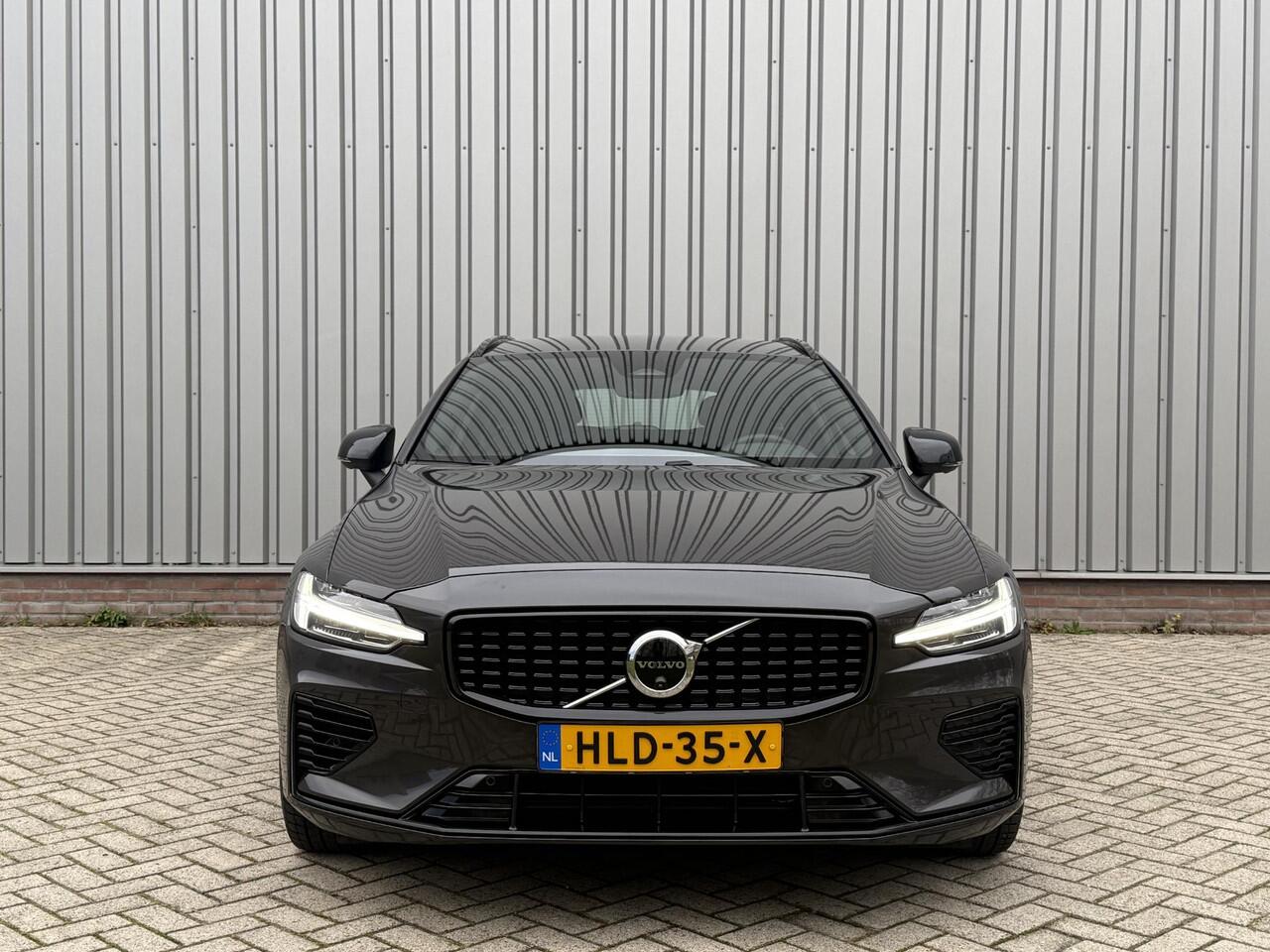 Volvo V60 2.0 T6 Plug-in hybrid AWD Plus Dark l Verwarmbare Voorruit l Trekhaak l 360 camera l