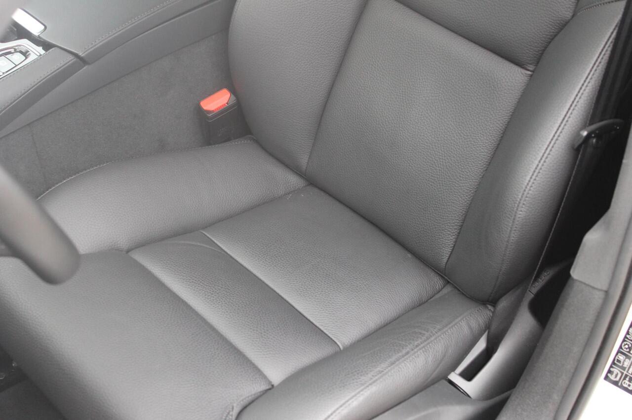 Volvo V60 T6 350PK Plug-in hybrid AWD Plus Bright Long Range / 19" lichtmetalen velgen / Harman Kardon Audio / Adaptieve Cruise Control / Elektrisch verstelbare voorstoelen met geheugen