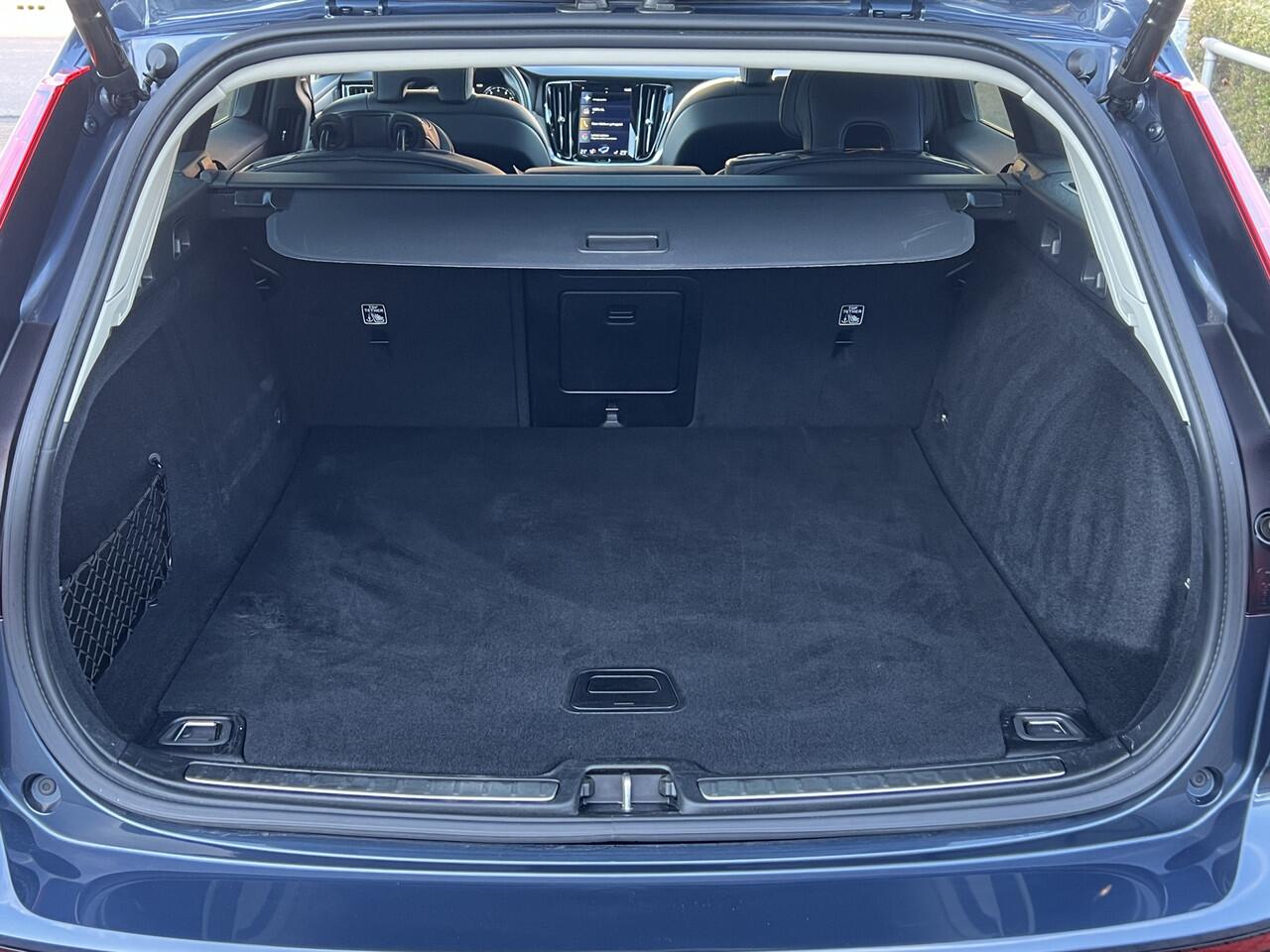 Volvo V60 2.0 B3 INSCRIPTION Trekhaak Panoramadak Harman Kardon Audio Navi Pilot Assist ACC Blis Leder Elek Stoel Carplay Getint Glas Automaat MHEV NL Auto 1e Eigenaar "Orrefors" Kristal Pook