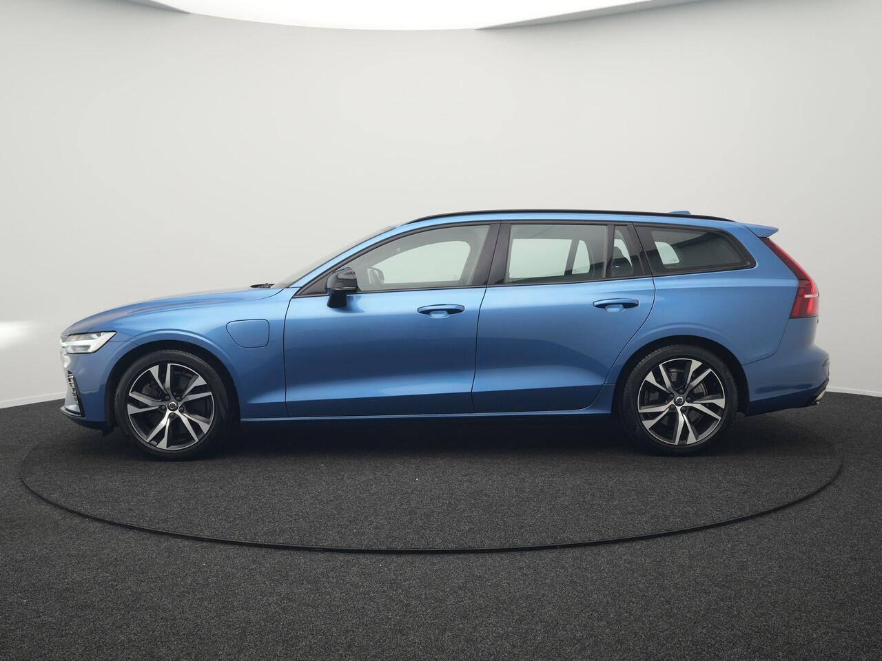Volvo V60 T6 Recharge AWD R-Design Plug In Hybrid 340pk Dealer O.H PHEV | Trekhaak Af Fabriek | Adaptive Cruise | Camera | Lederen Sporstoelen Memory & Verwarmd | Harman & Kardon | Apple Carplay | Navigatie | Virtual | DAB |