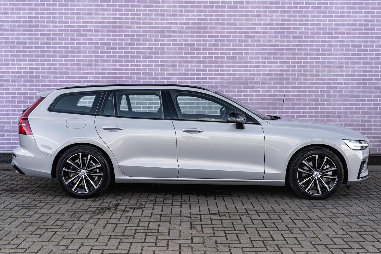 Volvo V60 2.0 T6 Plug-in hybrid AWD Plus Dark | Harman Kardon Audio | Trekhaak | Stoel- / Stuurverwarming Voor + Achter | 360 Camera | Adaptive Cruise | Long Range | Google | Carplay | Dodehoekdetectie