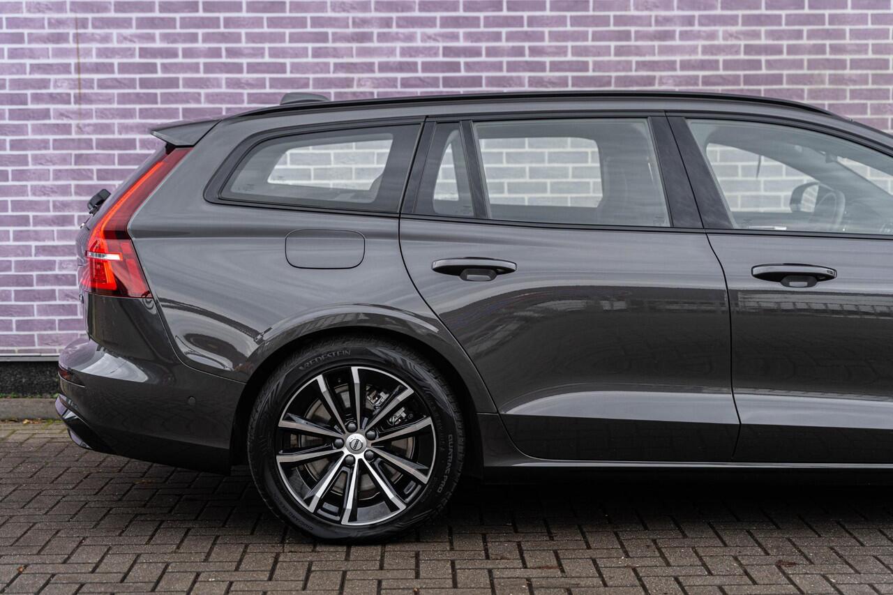 Volvo V60 T6 Plug-in hybrid AWD Plus Dark | Harman Kardon Audio | Trekhaak | Stoel- / Stuurverwarming Voor + Achter | 360 Camera | Adaptive Cruise | Long Range | Google | Carplay | Dodehoekdetectie
