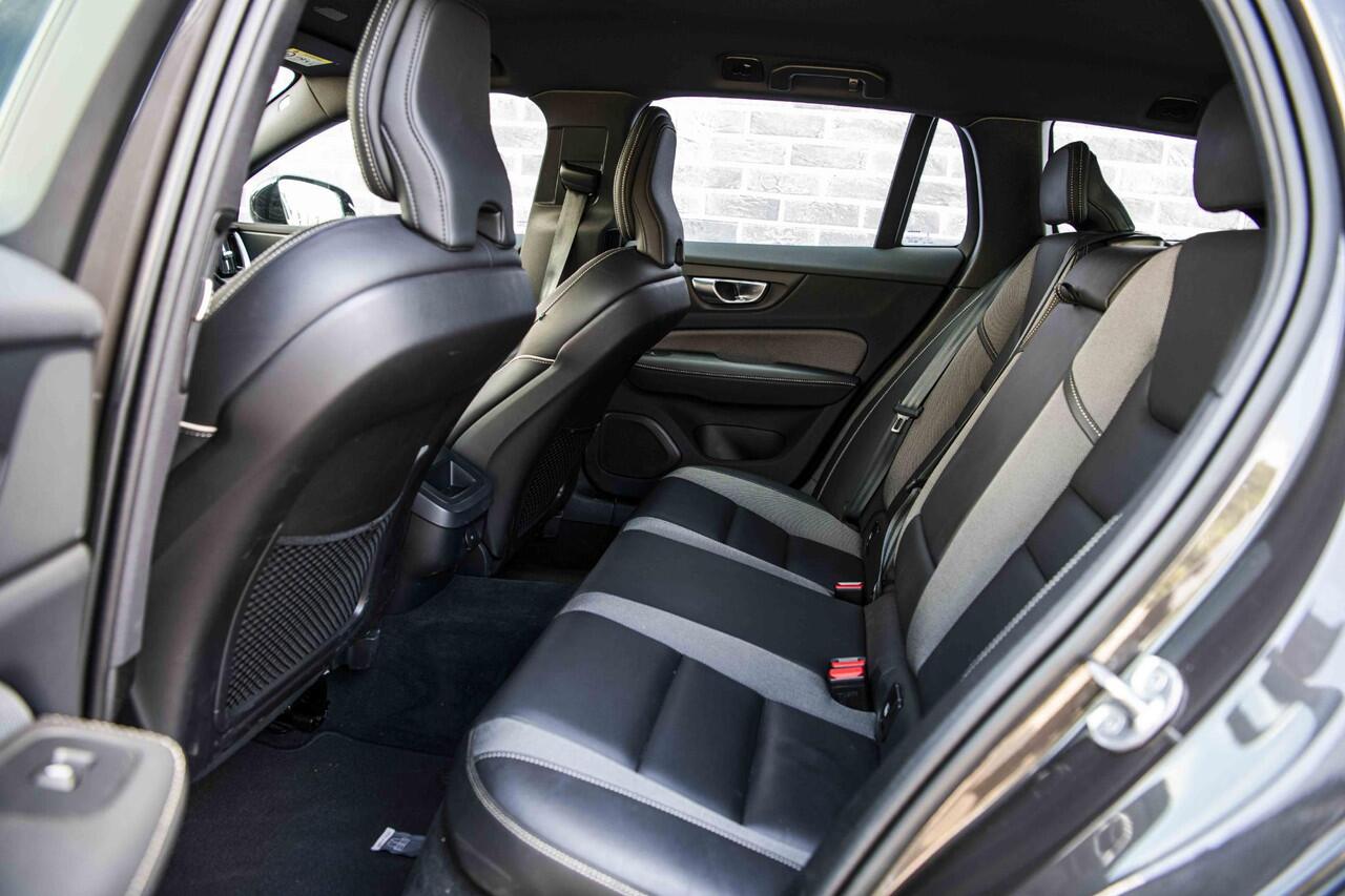 Volvo V60 2.0 B4 Plus Dark | Adaptive Cruise Control | 19" | Camera | Apple Carplay | Memory Seats | Leder | LED |