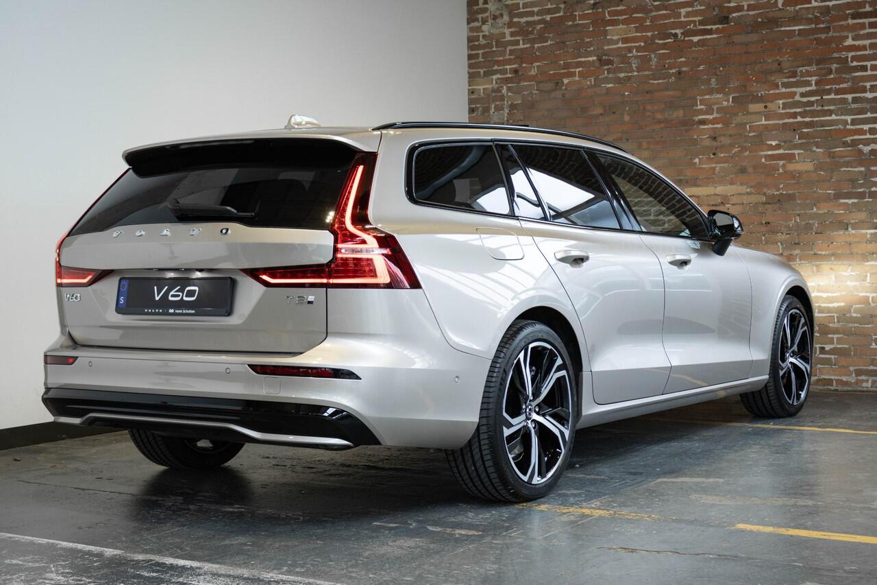 Volvo V60 2.0 T6 Plug-in hybrid AWD Plus Dark | Direct Leverbaar | Head-Up Display | 360º Camera | 19" Lichtmetalen Wielen | Premium Audio by Harman Kardon | Nappa Lederen Contourstoelen |