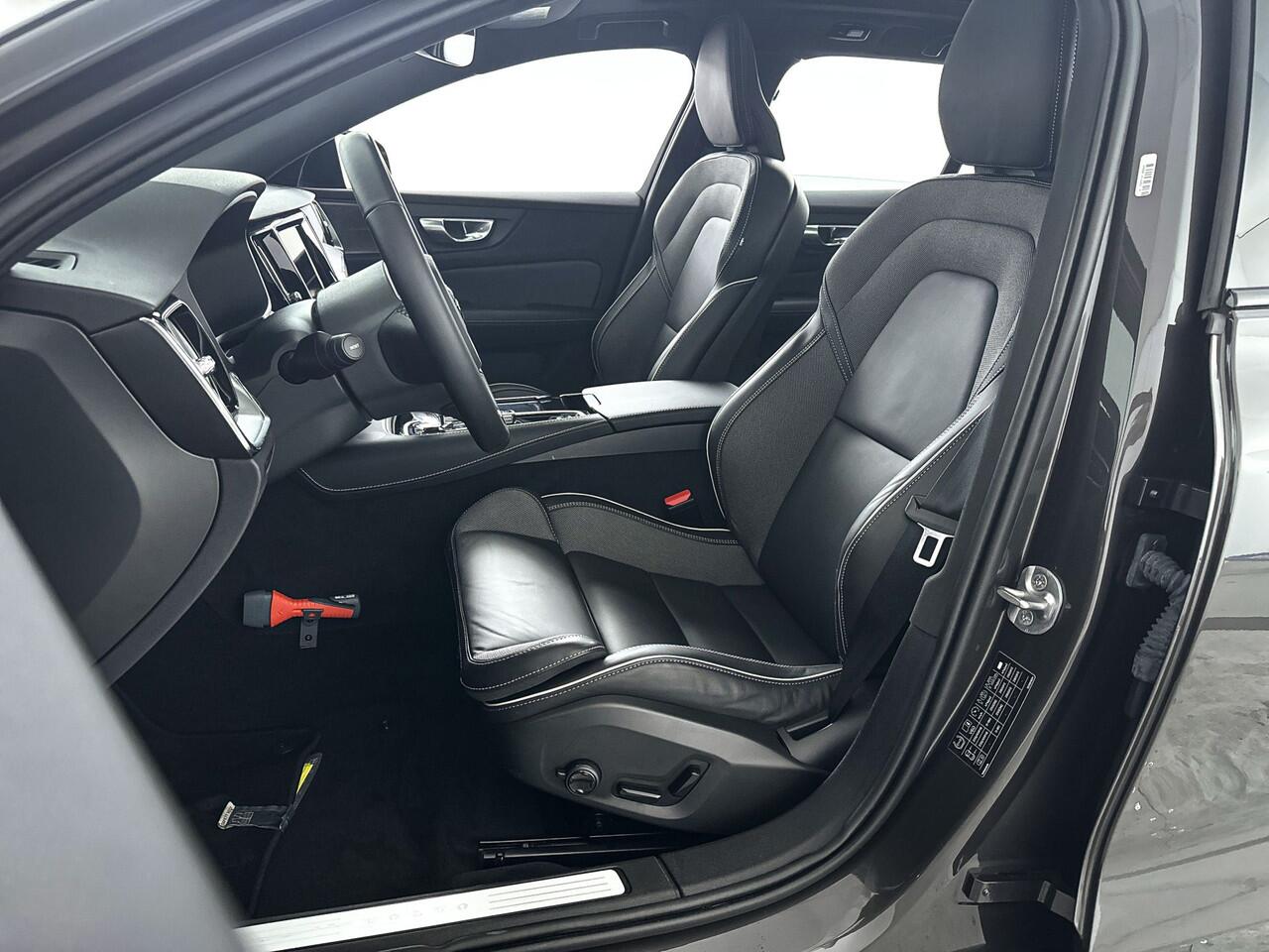 Volvo V60 T6 Aut. Plug-in hybrid AWD Plus Dark | Panoramadak | 360° camera | Stoel- en Stuurverwarming | Harman Kardon | Trekhaak