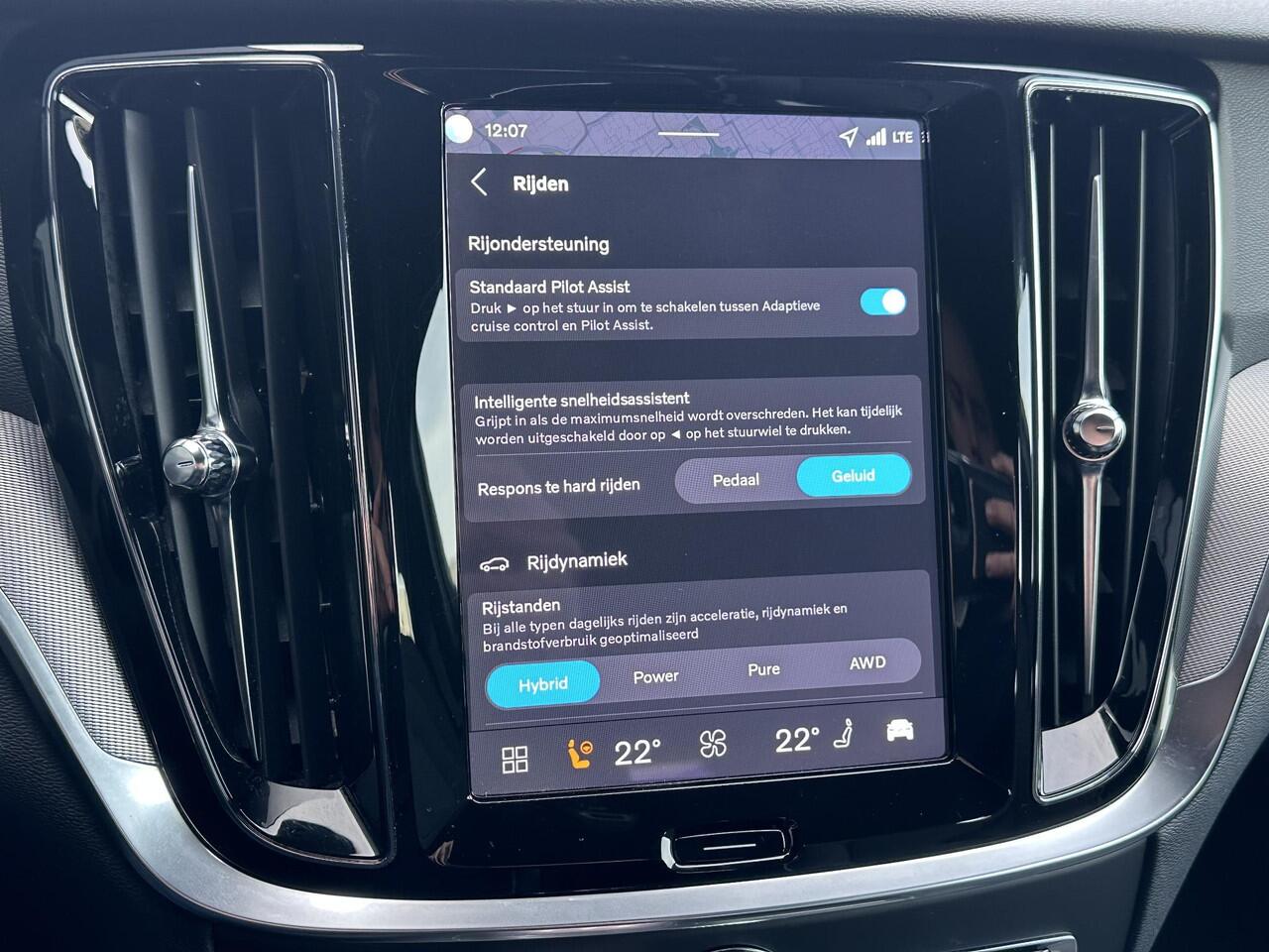 Volvo V60 2.0 T6 Plug-in hybrid AWD Plus Dark Adaptieve cruise control / BLIS / 360 camera / elektr. verst. Contourstoelen / stuur-,stoel-, voorruit verw. / Harman Kardon audio / Trekhaak / Keyless drive / All season banden