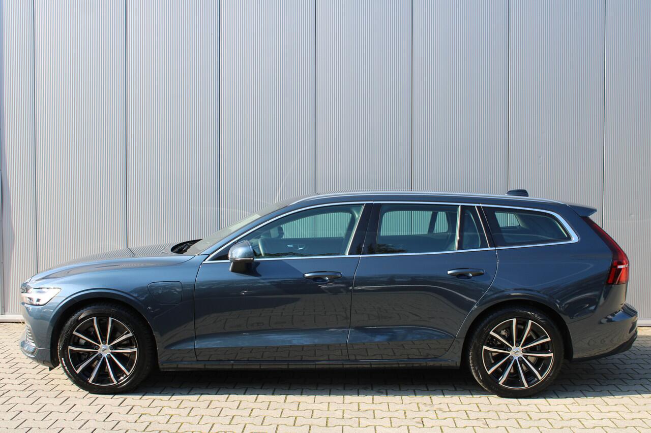 Volvo V60 T6 Plug-in hybrid AWD Essential Bright | Leder | Trekhaak | Adaptieve Cruise | All Season banden