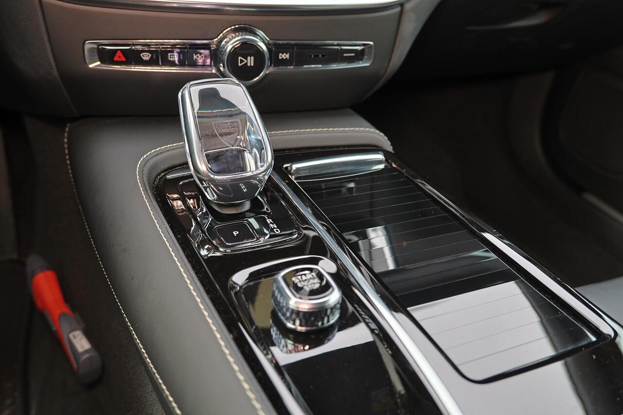 Volvo V60 T6 Recharge AWD Plus Dark - Intellisafe Assist & Suround - 360° Camera - Harman/Kardon Audio - Verwarmbare voorstoelen, stuur & achterbank - Parkeersensoren voor & achter - Elektrisch verstelbare voorstoelen - Trekhaak wegklapbaar - Verwarmbare voorruit