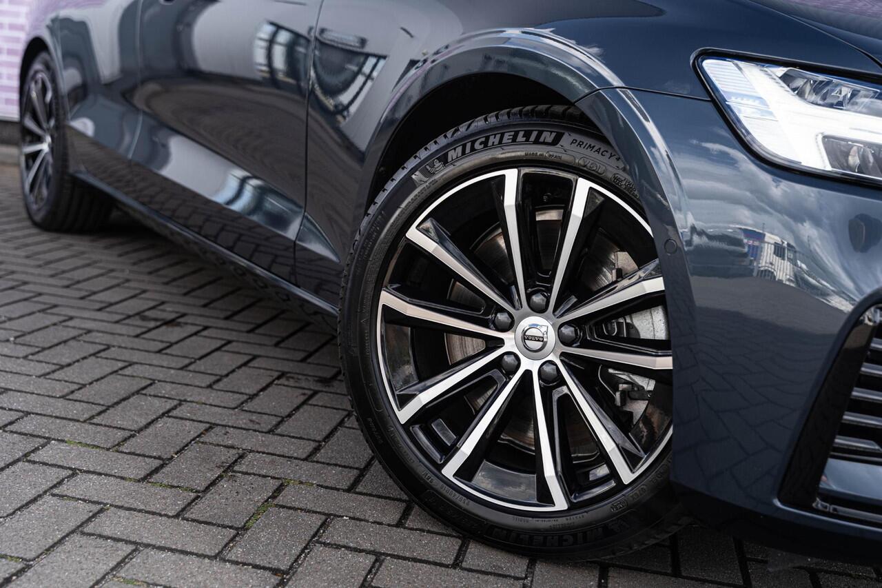 Volvo V60 2.0 T6 Plug-in hybrid AWD Plus Dark | Trekhaak | Harman Kardon | 360º Camera | Verwarmbare voorruit | Stoel- / Stuurverwarming Voor + Achter | Adaptive Cruise | BLIS | Verwarmbare voorruit | Power seats