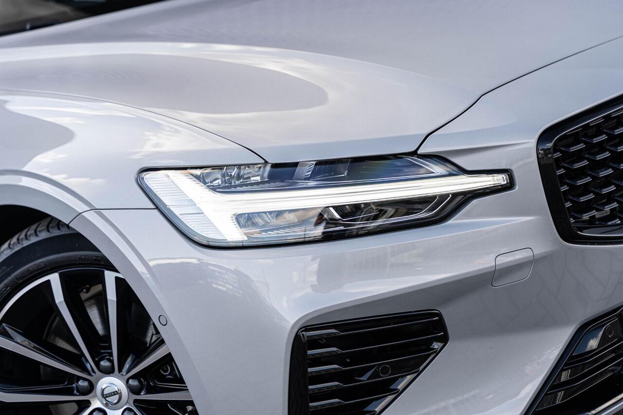 Volvo V60 2.0 T6 Plug-in hybrid AWD Plus Dark | Harman Kardon Audio | Trekhaak | Stoel- / Stuurverwarming Voor + Achter | 360 Camera | Adaptive Cruise | Long Range | Google | Carplay | Dodehoekdetectie