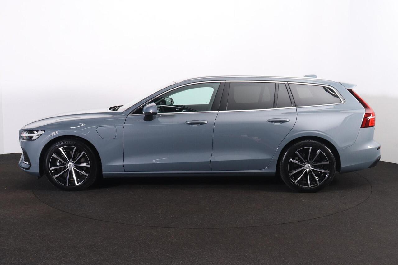 Volvo V60 T6 Recharge AWD Core - Parkeercamera achter - Verwarmde voorstoelen, stuur & achterbank - Parkeersensoren voor & achter - Cruise control - High Performance audio - Extra getint glas - 18' LMV