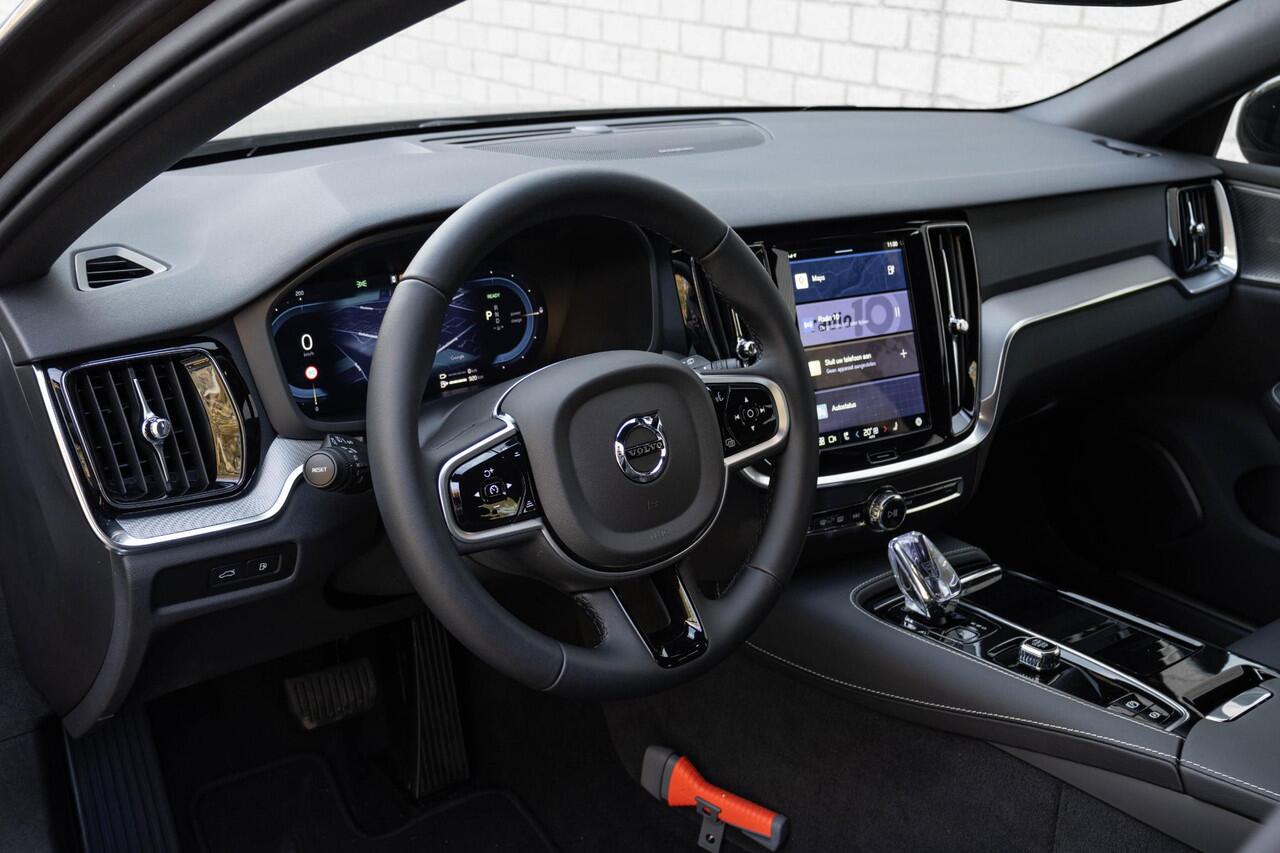 Volvo V60 T6 Plug-in hybrid AWD Plus Dark | Semi Elektrische Trekhaak | Adaptieve Cruise Control | BLIS | Elektrische verstelbare voorstoelen | Verwarmbare voorstoelen en stuurwiel | 360 graden camera |