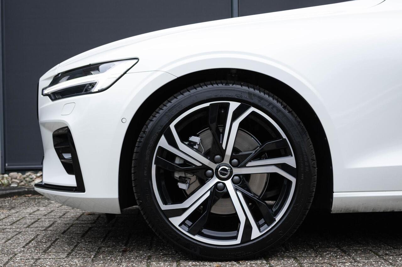 Volvo V60 B4 Automaat Plus Dark | Premium Sound by Harman & Kardon | Elektrisch schuif-/kanteldak | Elektrisch verstelbare voorstoelen met geheugen | Stoelkoeling & verwarming | Elektrische Trekhaak | 360 graden Camera | BLIS | Adaptieve Cruis Control |