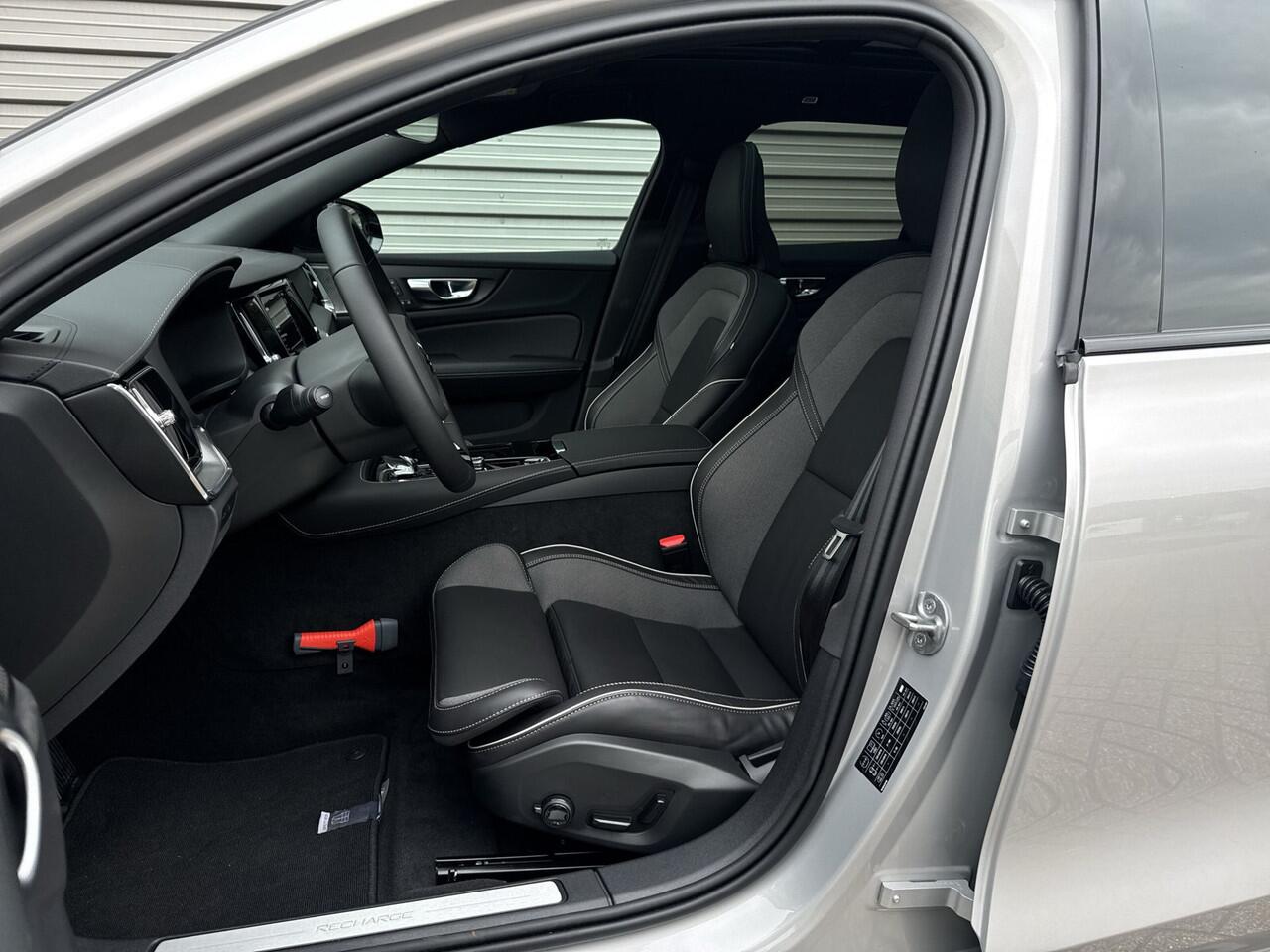 Volvo V60 T6 Plug-in hybrid AWD Ultra Dark / Custom made Black Sheep uitvoering / Exterior Styling Kit / 19" Glossy Black /