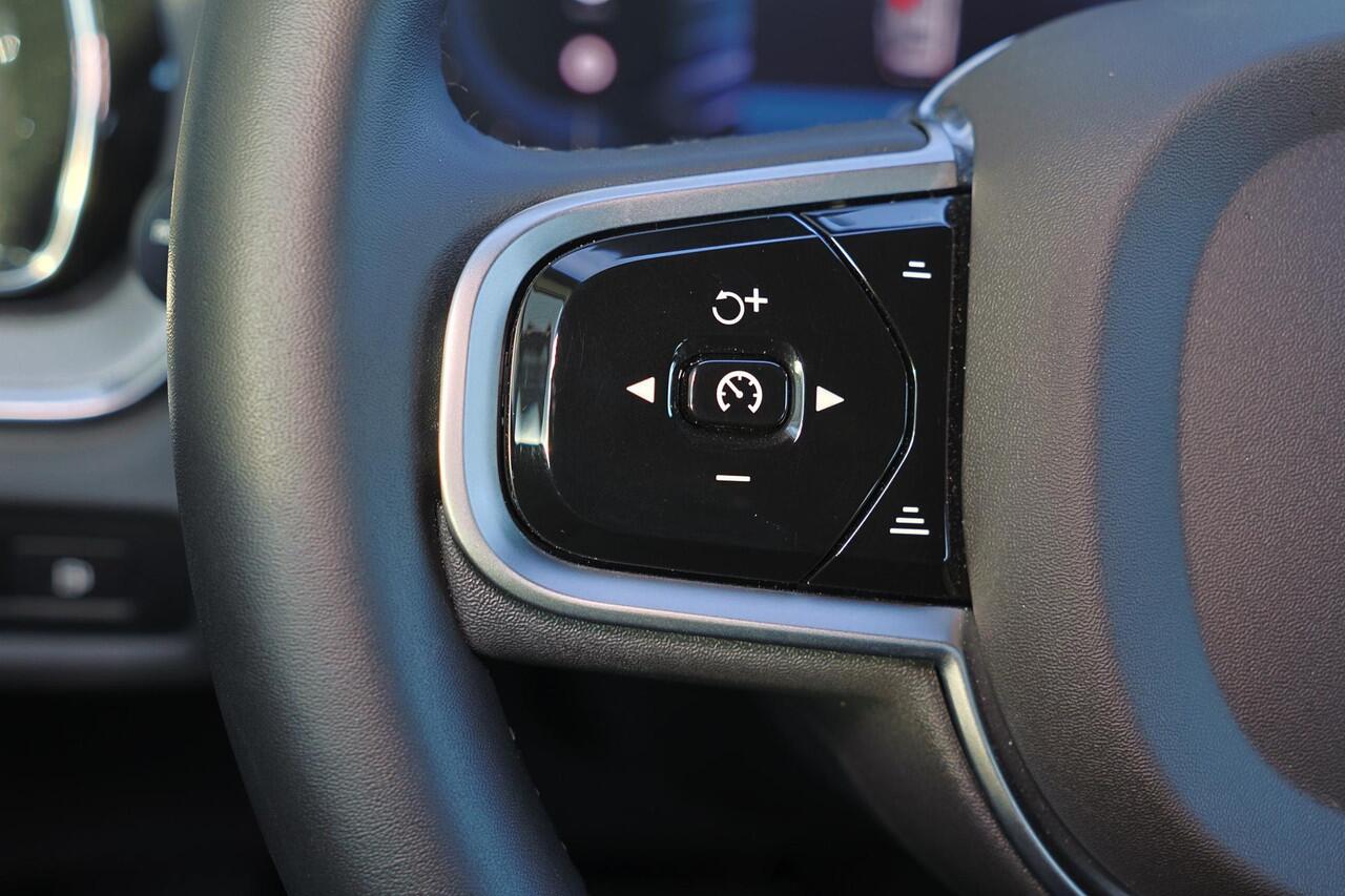 Volvo V60 T6 Recharge AWD Plus Dark - IntelliSafe Assist & Surround - 360º Camera - Harman/Kardon audio - Verwarmde voorstoelen, stuur & achterbank - Parkeersensoren voor & achter - Elektr. bedienb. voorstoelen met geheugen - Elektr. inklapbare trekhaak - 18' LMV