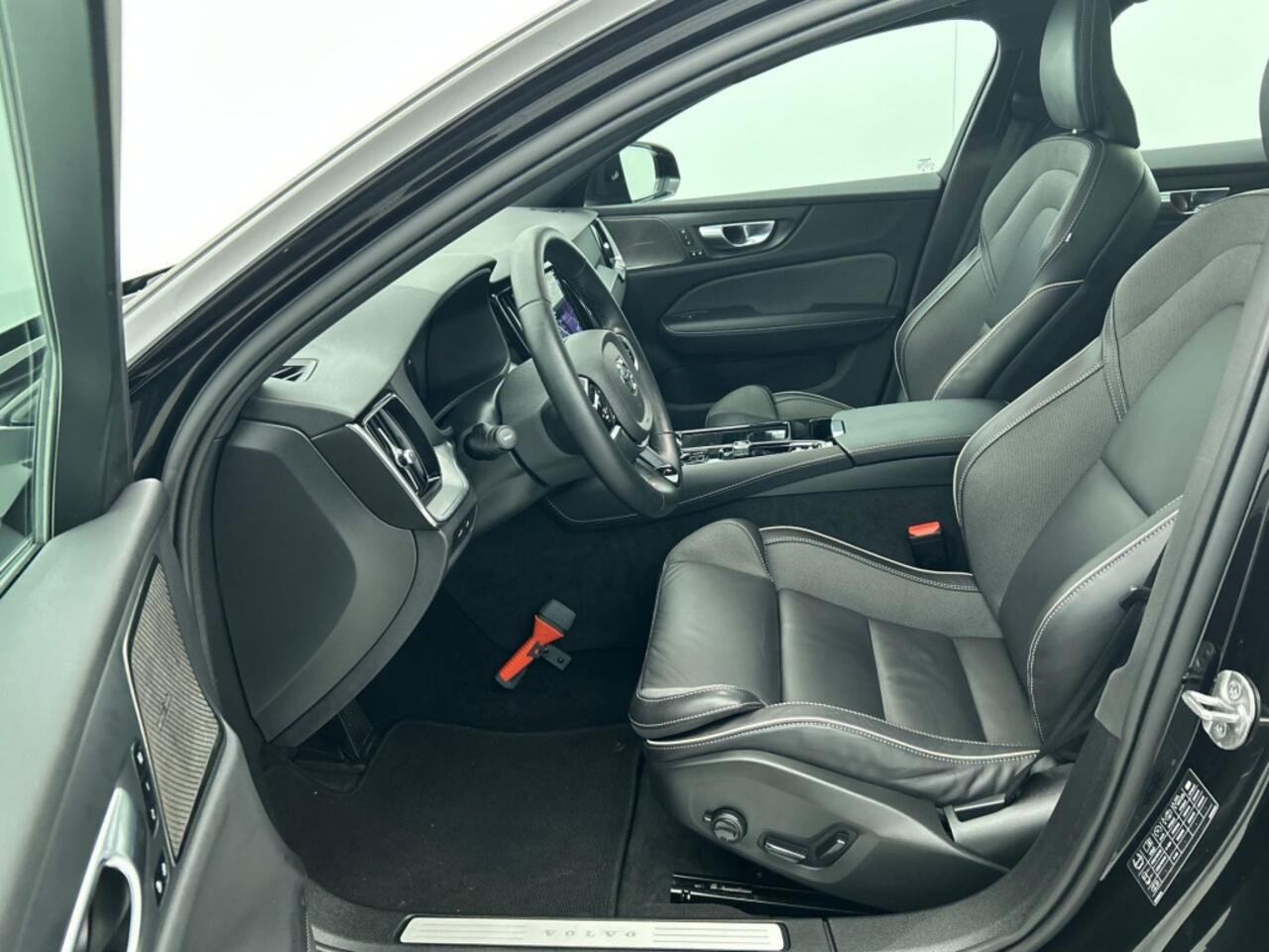 Volvo V60 2.0 T6 Dark | Panorama Dak | 360 Camera | Trekhaak | BLIS |