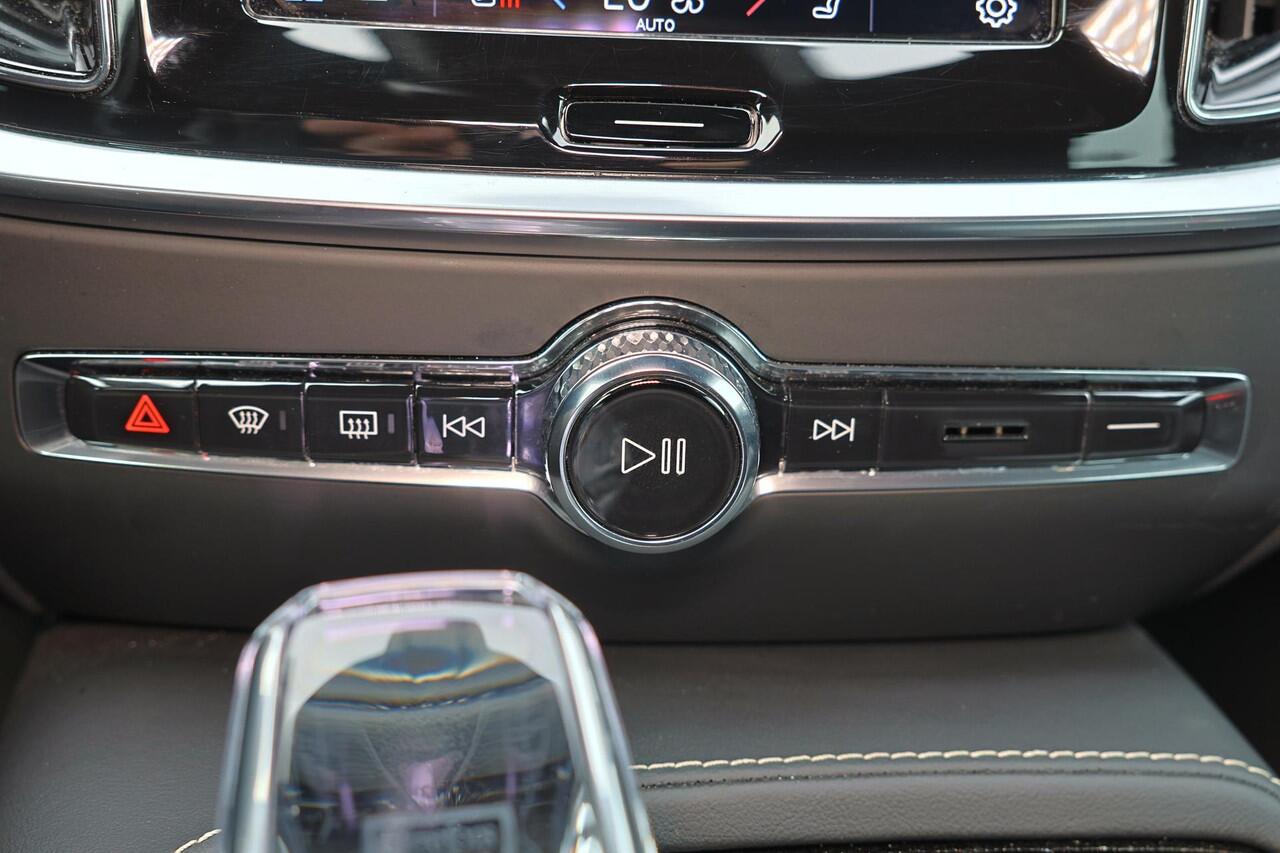 Volvo V60 T6 Recharge AWD Plus Dark - Intellisafe Assist & Suround - 360° Camera - Harman/Kardon Audio - Verwarmbare voorstoelen, stuur & achterbank - Parkeersensoren voor & achter - Elektrisch verstelbare voorstoelen - Trekhaak wegklapbaar - Verwarmbare voorruit