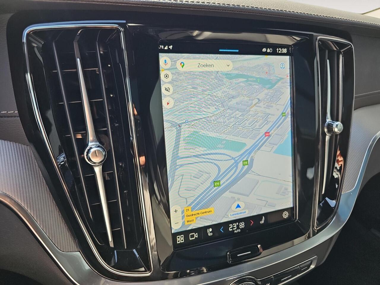 Volvo V60 2.0 T6 Plug-in hybrid AWD Ultra Dark | Sportstoelen | Head-up display | Panoramadak | Gelamineerde zijruiten |