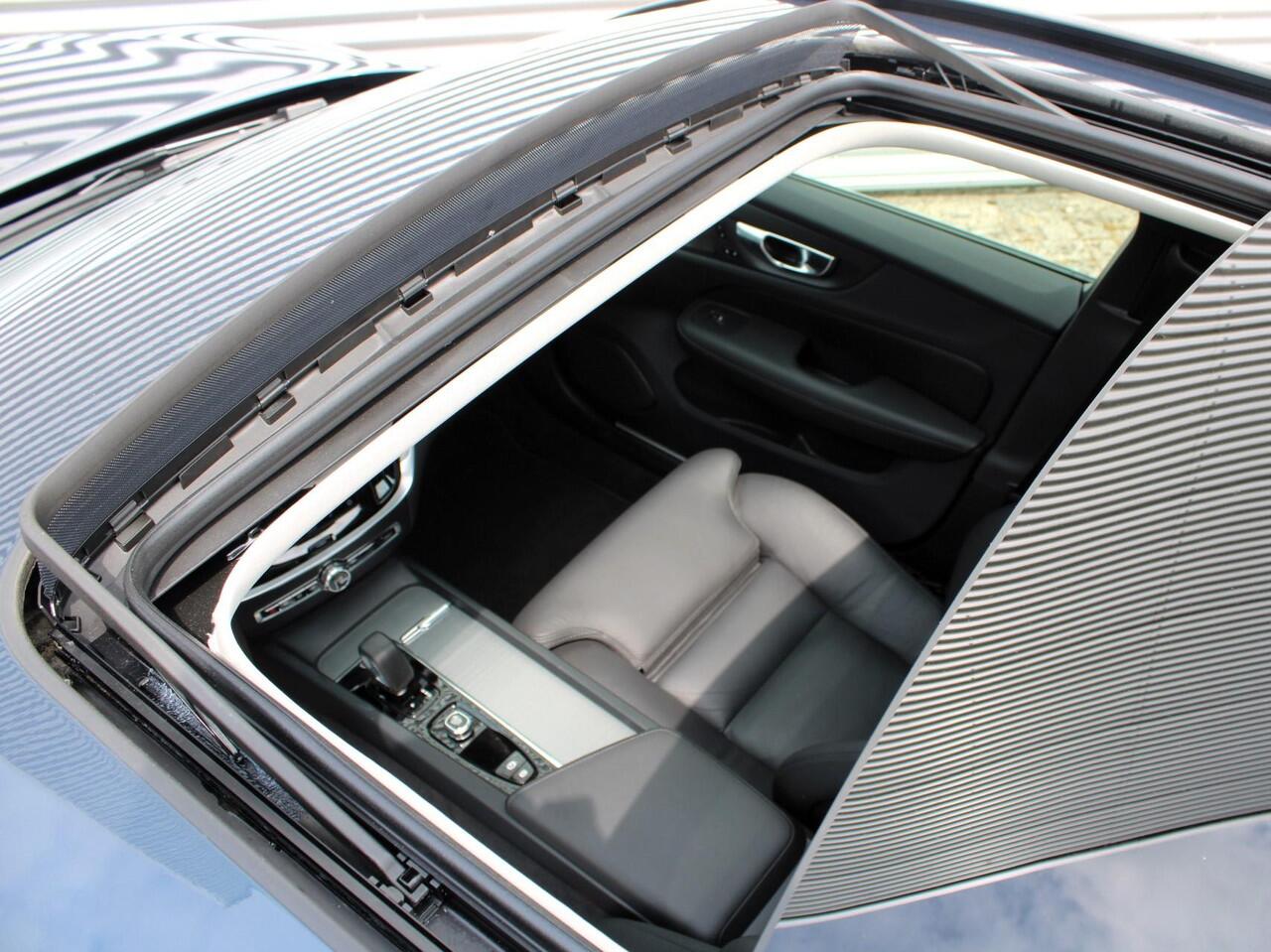 Volvo V60 T6 AWD Plug-in hybrid Plus Dark Automaat / Panoramadak / Trekhaak / 360* camera / Harman Kardon audio / Google Maps