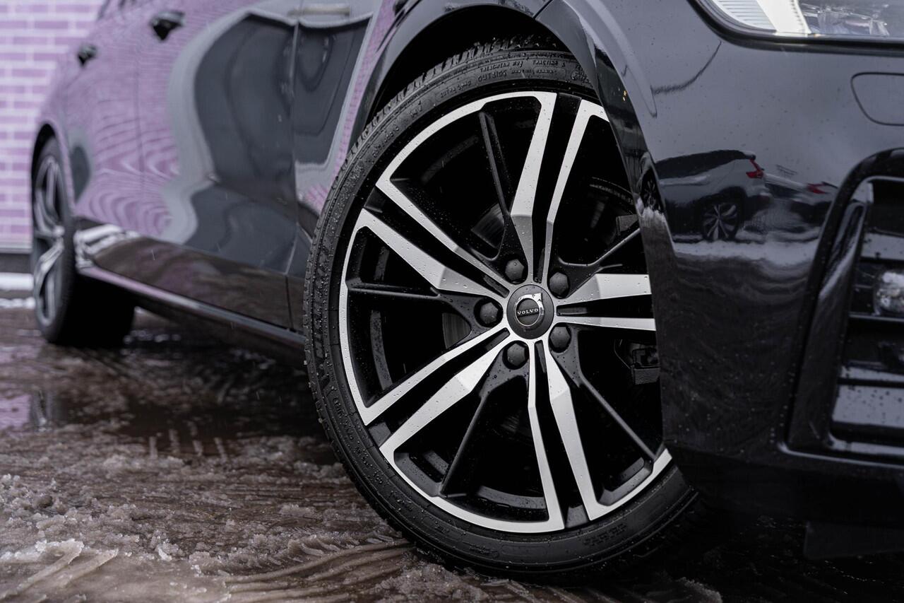 Volvo V60 B4 Geartronic R-Design | Navigatie | Schuif-/Kanteldak | Getint Glas | Head-Up Display | 360 Camera | Adaptieve Cruise Control | Stoelverwarming Voor + Achter | Dodehoekdetectie | Parkeerverwarming | Lederen Bekleding | Park Assist | Harman Kardon Audio |