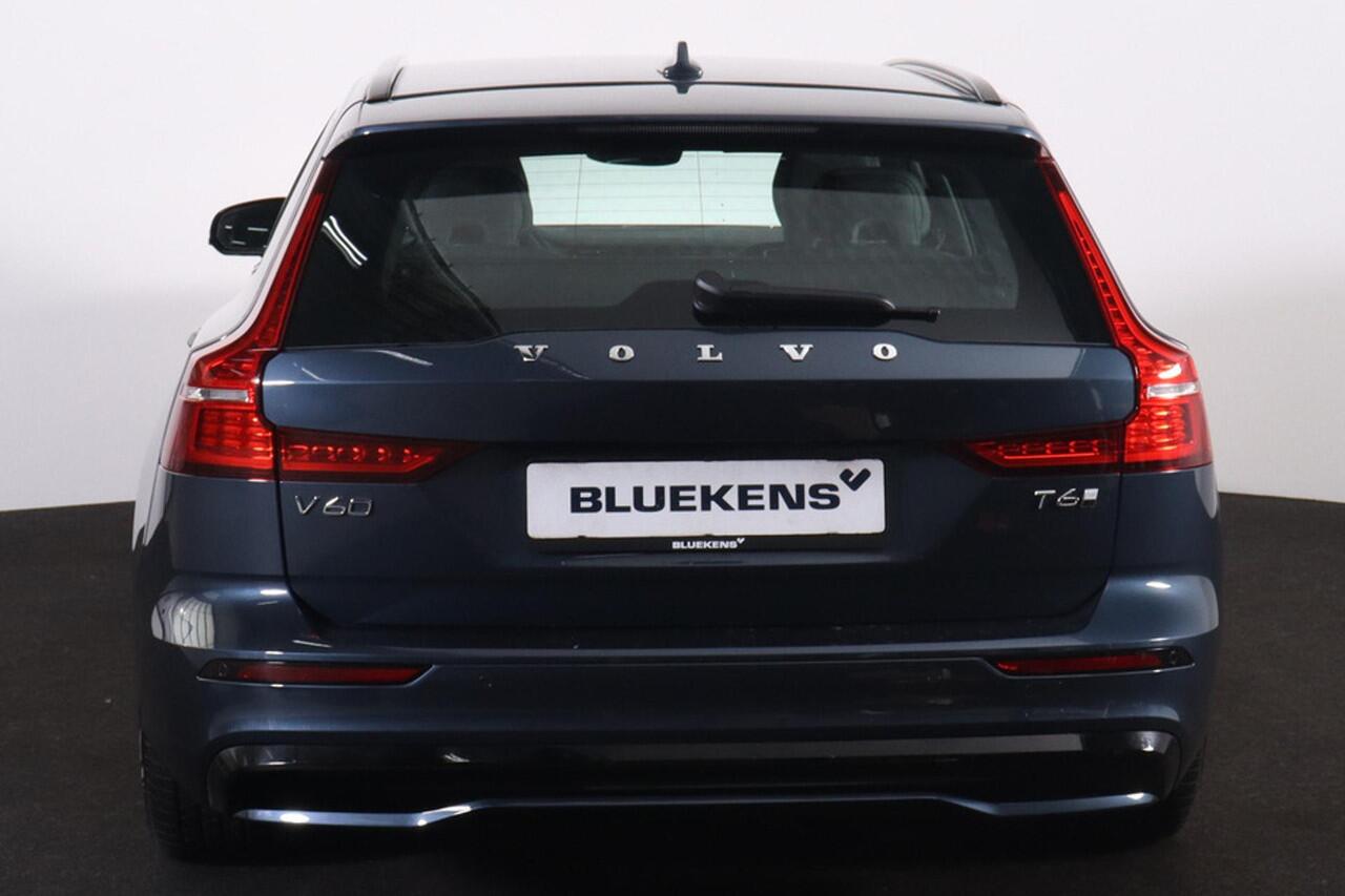 Volvo V60 T6 Recharge AWD Plus Dark - Intellisafe Assist & Suround - 360° Camera - Harman/Kardon Audio - Verwarmbare voorstoelen, stuur & achterbank - Parkeersensoren voor & achter - Elektrisch verstelbare voorstoelen - Trekhaak wegklapbaar - Verwarmbare voorruit