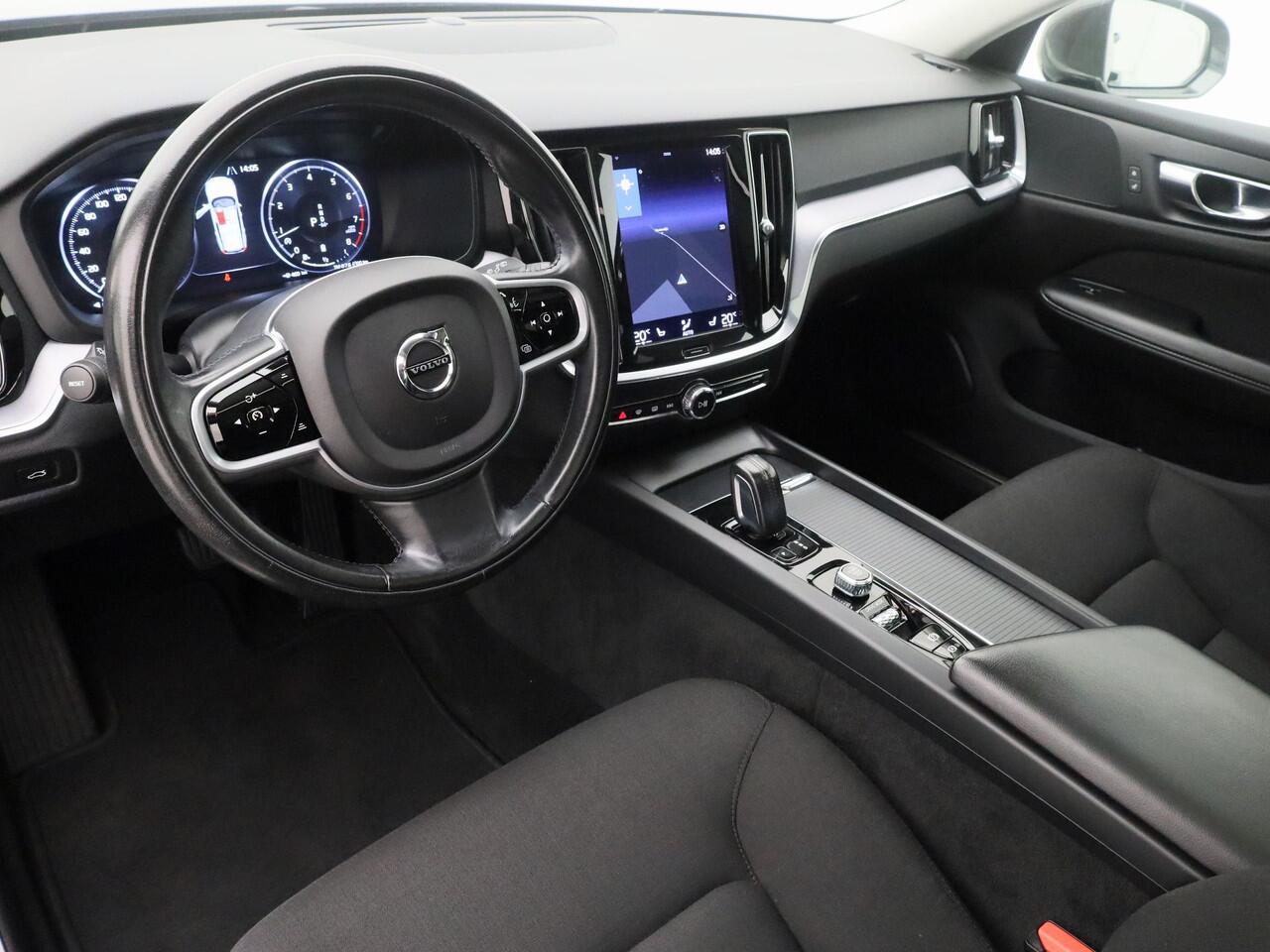 Volvo V60 2.0 B3 Momentum | PANO | CAMERA | ADAPTIVE | STOEL- EN STUURVERW. | TREKHAAK