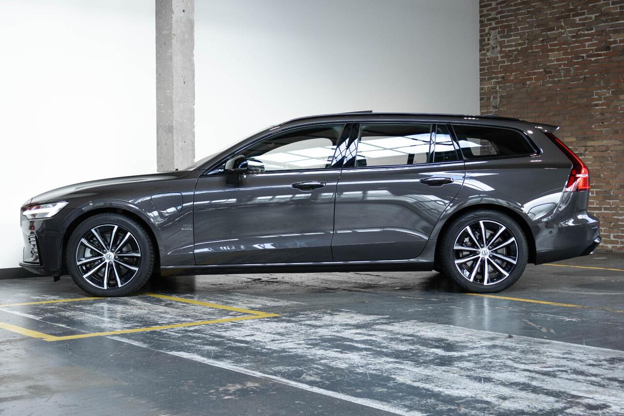 Volvo V60 2.0 T6 Plug-in hybrid AWD Plus Dark | Elek. Glazen Panoramdak | Verwarmbare Voorstoelen (met geheugen), Stuurwiel en Achterbank | Semi-Elektrische Trekhaak | Verwarmbare Voorruit | Premium Audio by Harman Kardon | 360-Camera