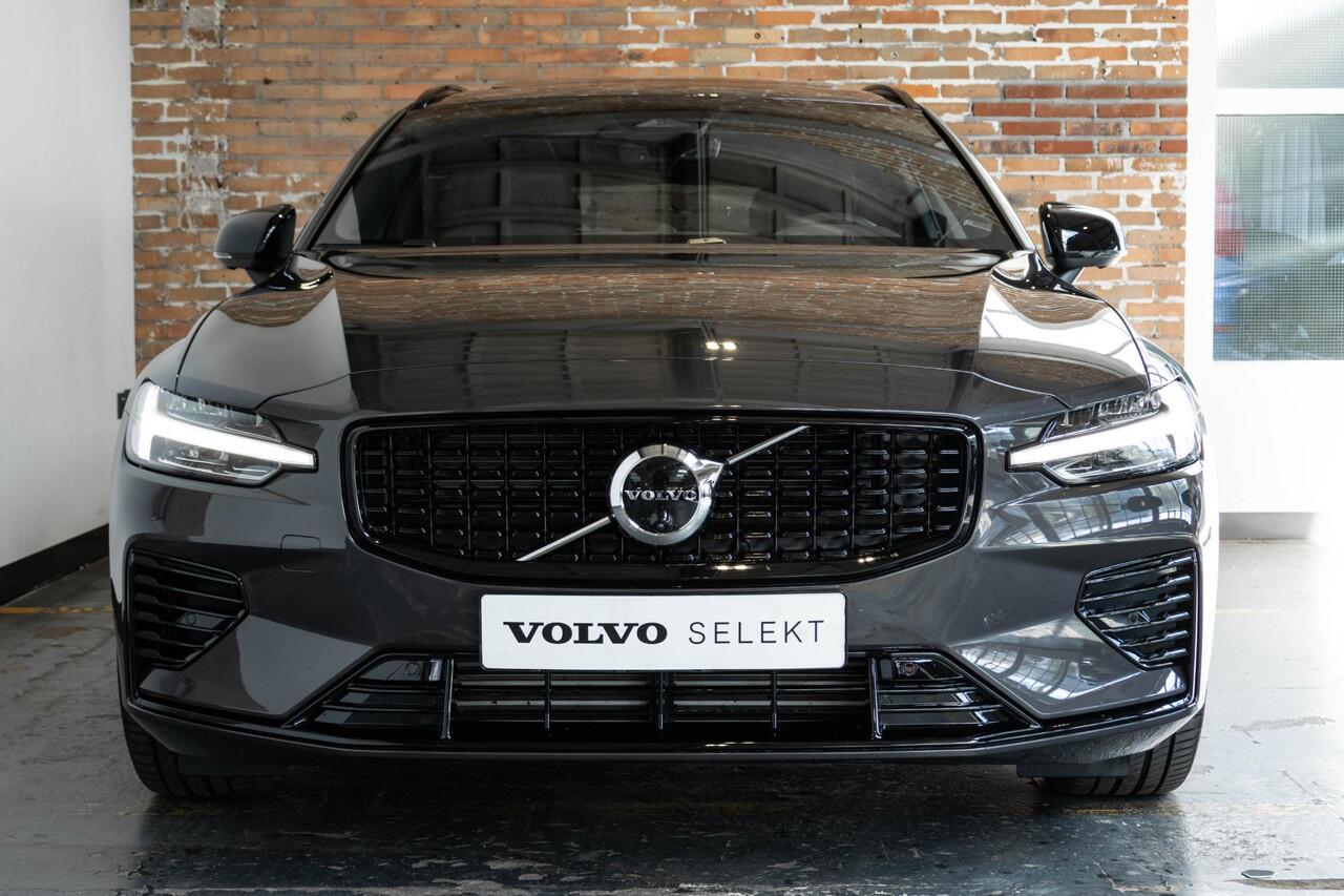 Volvo V60 T8 Plug-in hybrid AWD Ultra Bright | Head-up display | Adaptieve Cruise Control met Pilot Assist | Premium audio by Bowers & Wilkins | Elektrisch bedienbaar panoramisch schuif/-kanteldak | Elektrische voorstoelen met geheugen | 360° Parkeercamera | Park A