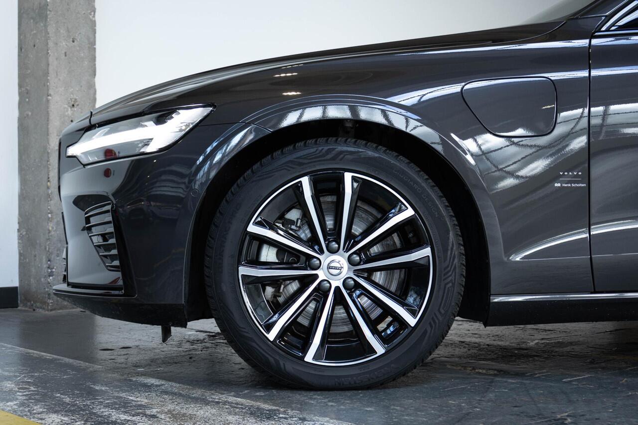 Volvo V60 2.0 T6 Plug-in hybrid AWD Plus Dark | Elek. Glazen Panoramdak | Verwarmbare Voorstoelen (met geheugen), Stuurwiel en Achterbank | Semi-Elektrische Trekhaak | Verwarmbare Voorruit | Premium Audio by Harman Kardon | 360-Camera