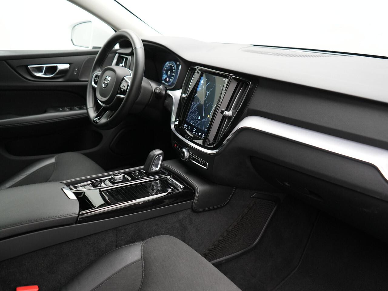 Volvo V60 T6 Twin Engine AWD Momentum Pro Plug In Hybrid 340pk Dealer O.H PHEV | Panodak | Adaptive Cruise | 360 Camera | Head Up | Sportstoelen Verwarmd | Harman & Kardon | Apple Carplay | Blis | Navigatie | Keyless | Virtual | DAB |