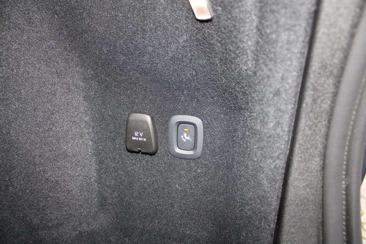 Volvo V60 T6 Plug-in hybrid AWD Plus Dark | Sport stoelen | Trekhaak | Verwarmbaar voorruit