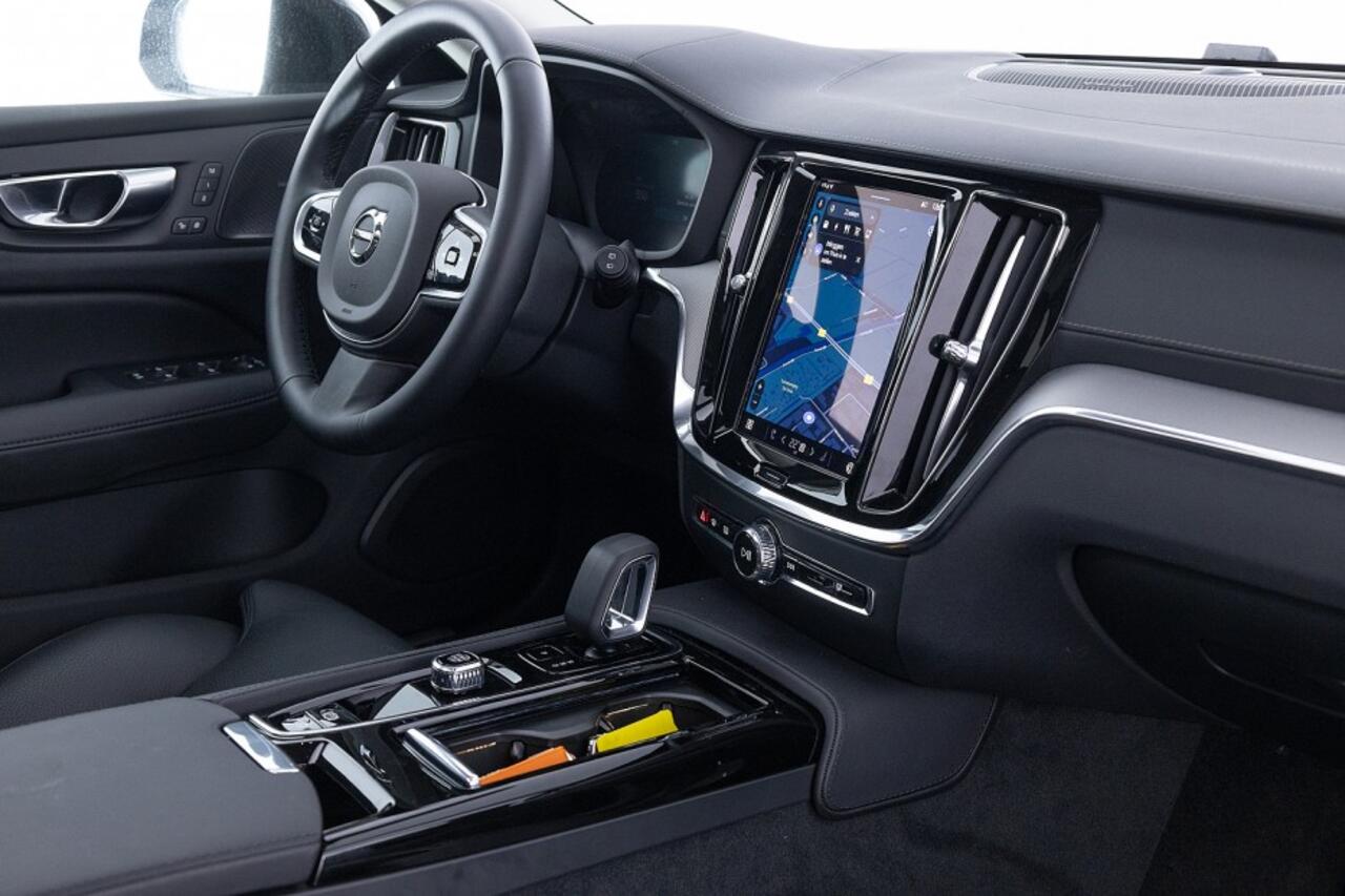 Volvo V60 2.0 T8 Plug-in hybrid AWD Ultra Dark | PANORAMADAK | Trekhaak ? 1e Eigenaar