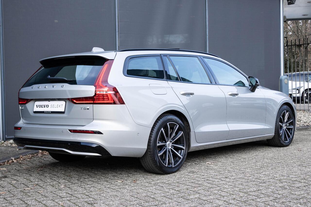 Volvo V60 T6 Plug-in hybrid AWD Plus Dark | Panoramadak | Verwarmbare Voorstoelen (met geheugen) | Stuurwiel en Achterbank | Semi-Elektrische Trekhaak | Verwarmbare Voorruit | Premium Audio by Harman Kardon | 360-Camera
