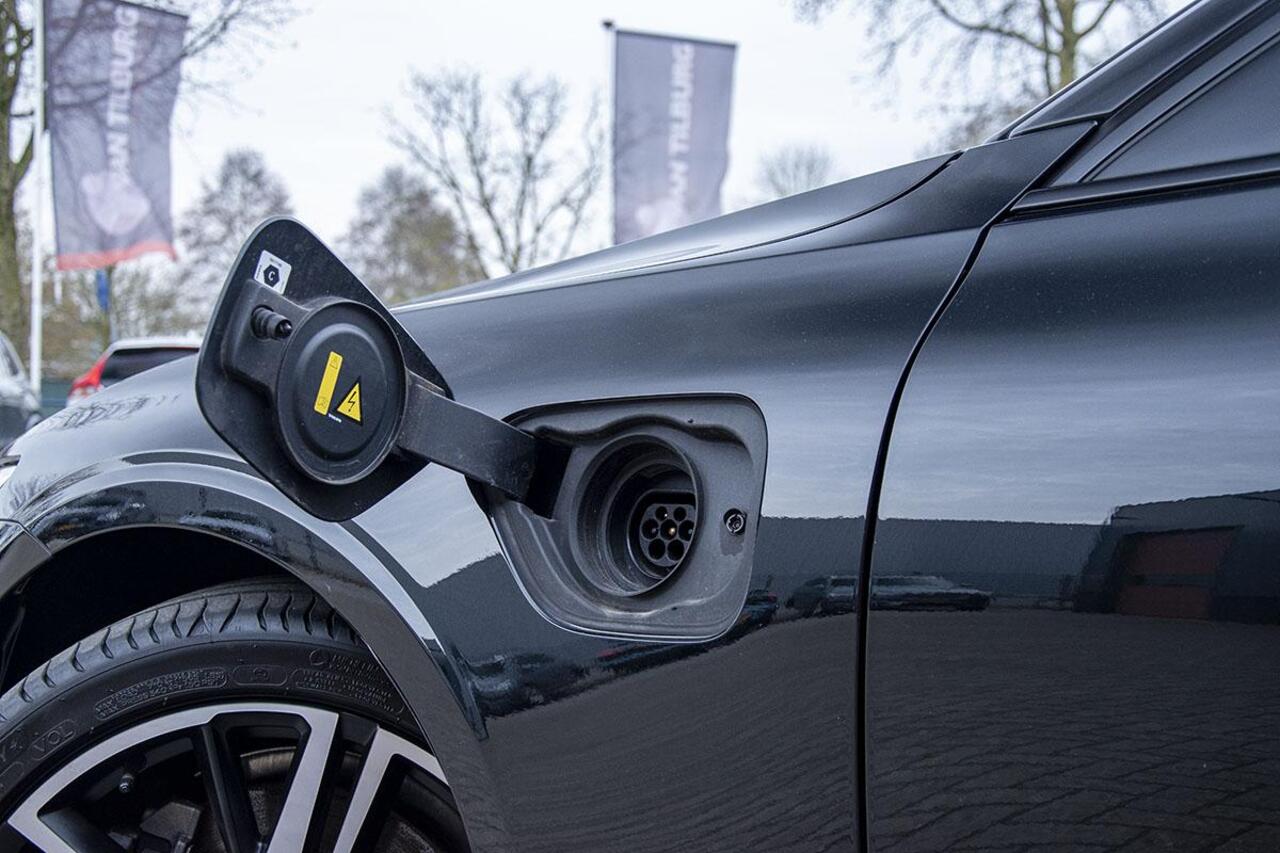 Volvo V60 2.0 T8 PIH AWD R-DESIGN / LONG RANGE