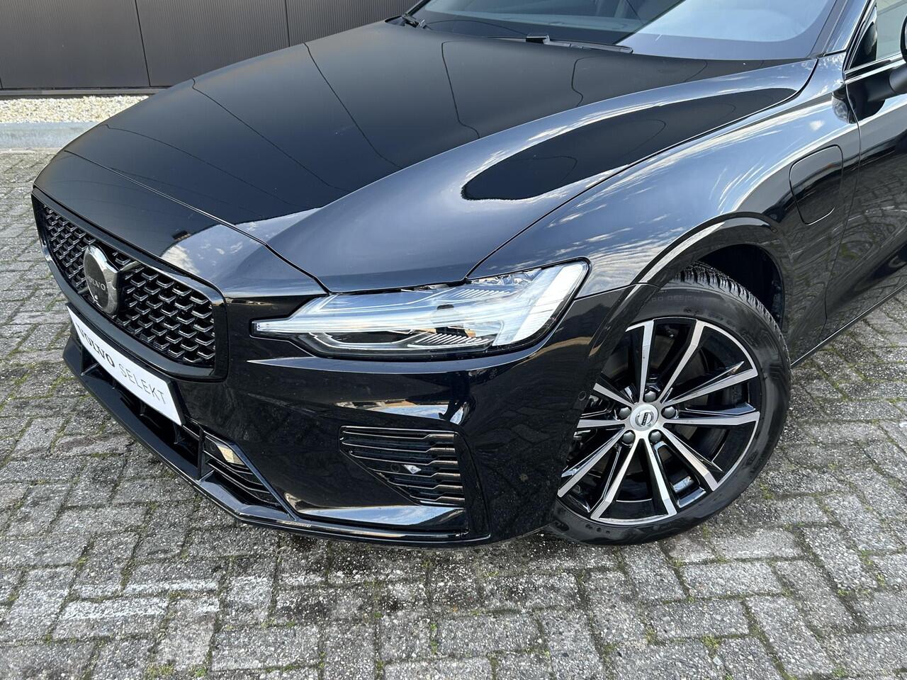 Volvo V60 2.0 T6 Plug-in hybrid AWD Plus Dark Adaptieve cruise control / BLIS / 360 camera / elektr. verst. Contourstoelen / stuur-,stoel-, voorruit verw. / Harman Kardon audio / Trekhaak / Keyless drive / All season banden