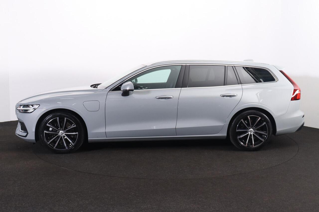 Volvo V60 T6 Recharge AWD Core - Parkeercamera achter - Verwarmde voorstoelen, stuur & achterbank - Parkeersensoren voor & achter - Cruise control - Extra getint glas - 18' LMV