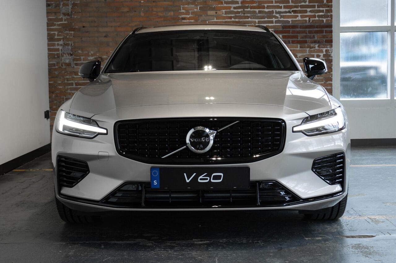 Volvo V60 2.0 T6 Plug-in hybrid AWD Plus Dark | Direct Leverbaar | Head-Up Display | 360º Camera | 19" Lichtmetalen Wielen | Premium Audio by Harman Kardon | Nappa Lederen Contourstoelen |