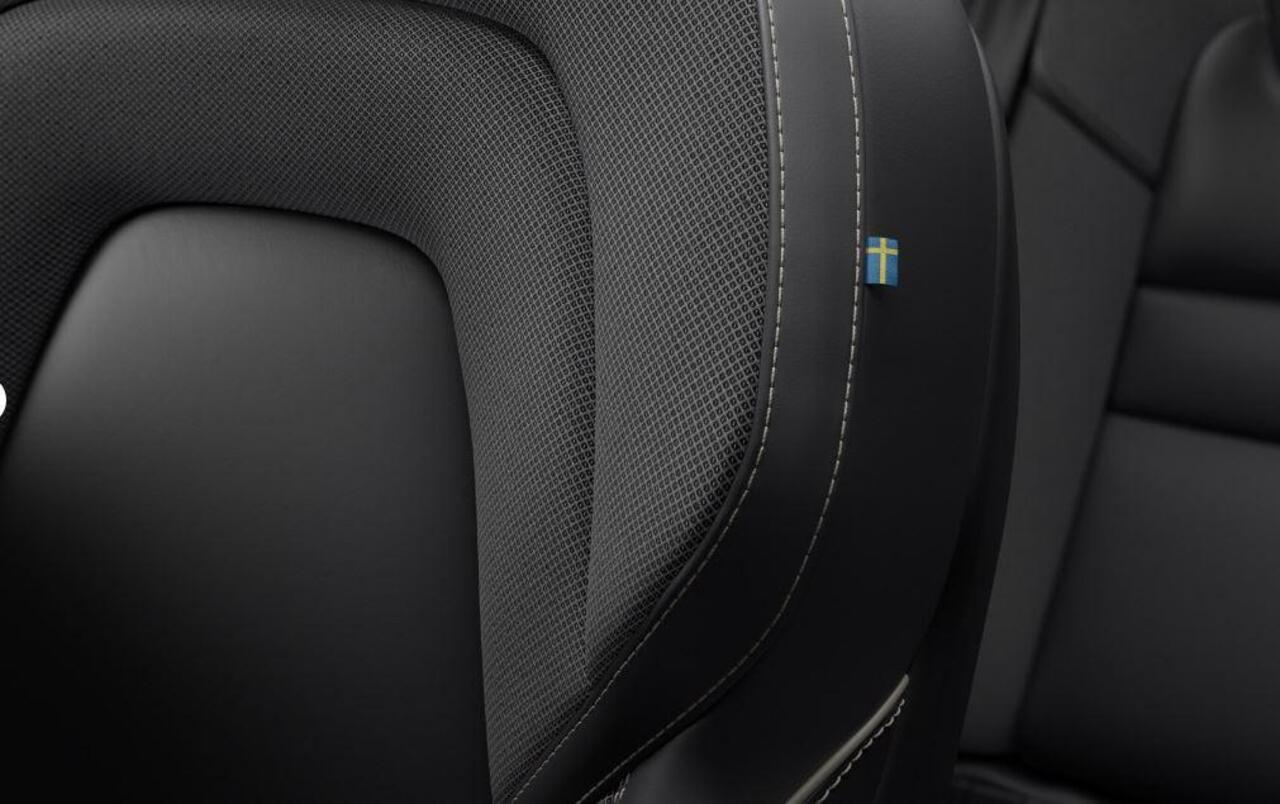 Volvo V60 T6 350PK Automaat Plug-in hybrid AWD Ultra Dark / Panoramadak / Napa leder / Open grid textiel / Extra getint glas / 19 5-Triple spaaks velgen / Harman Kardon