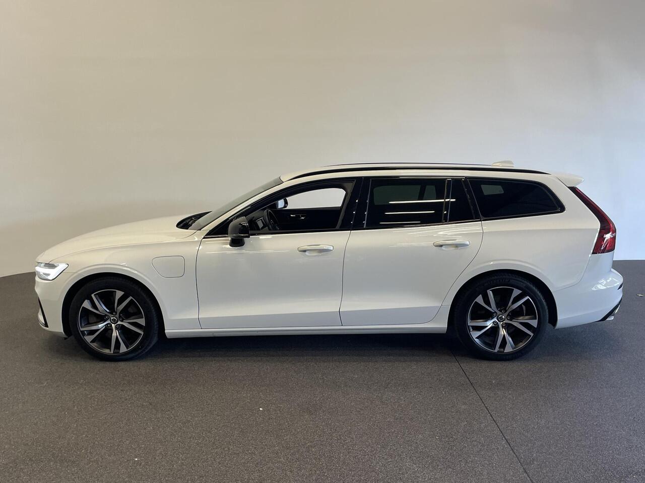 Volvo V60 2.0 T6 Recharge AWD R-Design Expression PHEV 340PK Airco ECC Navi Carplay PDC VA + Camera Full LED Trekhaak Privacy Glass Winter Pack Sensus connect High Performance Cruise Control