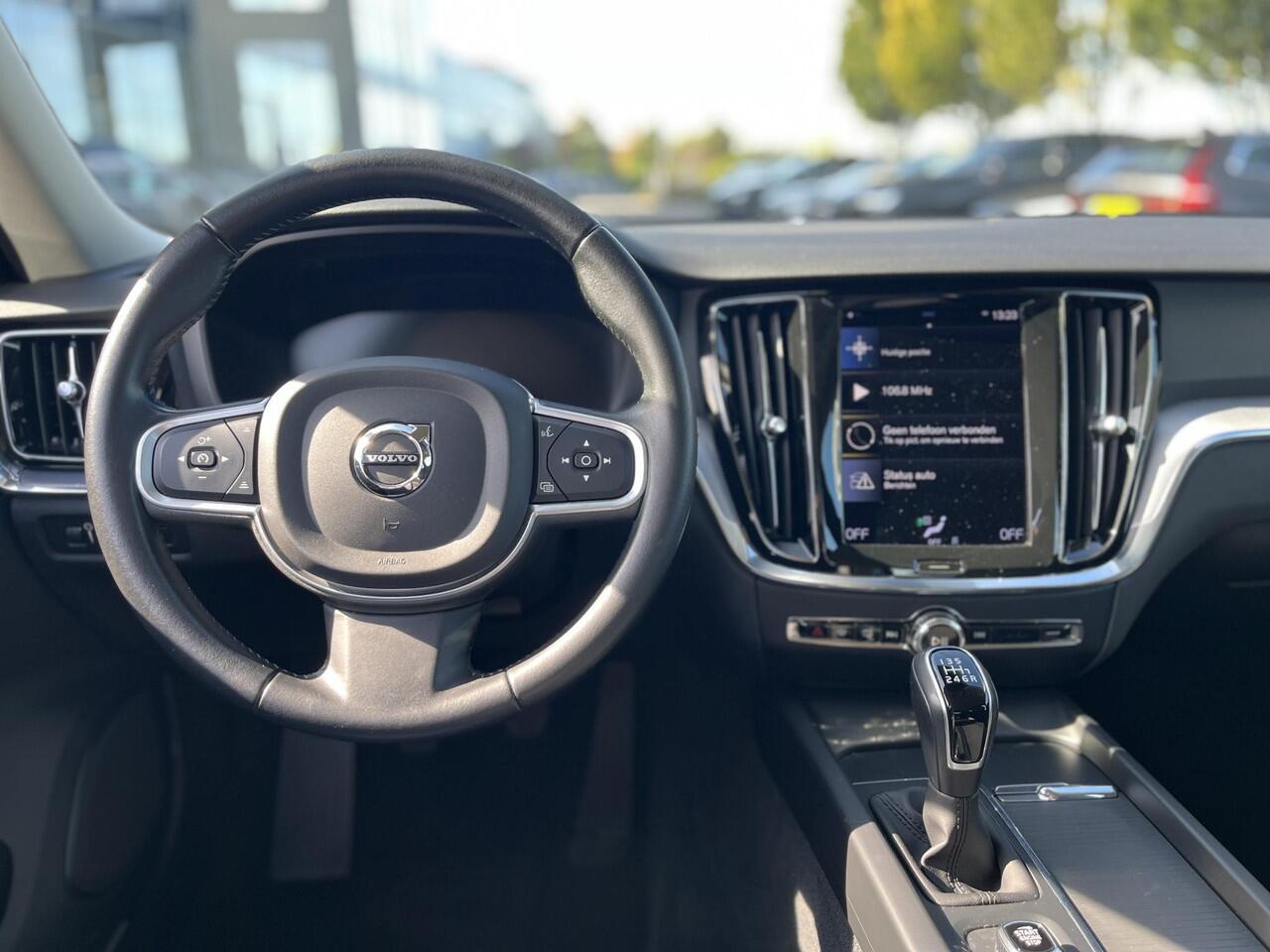 Volvo V60 D3 Momentum Leder 6-Speed | Voorruitverwarming | Achteruitrijcamera | Apple Carplay |