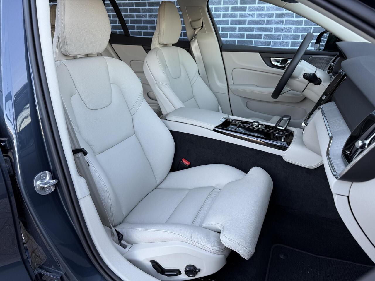 Volvo V60 2.0 T6 Plug-in hybrid AWD Plus Dark | Blond leder | Long range |19" Diamond cut velgen | Trekhaak | Harman/Kardon | Adaptieve Cruise Controle | Blis | Leder | Stoel+Stuur verwarming |